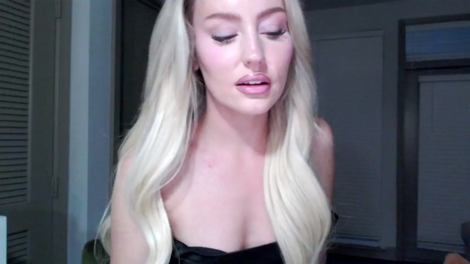 Gallery image thumbnail from Officialelsa's myfreecams stream on, 11/16/2024, 23:54 image 17 of 20