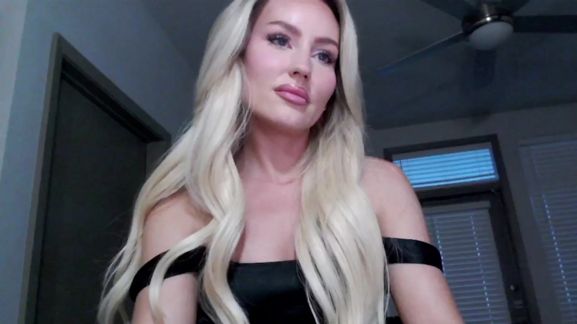 Gallery image thumbnail from Officialelsa's myfreecams stream on, 11/16/2024, 23:54 image 4 of 20