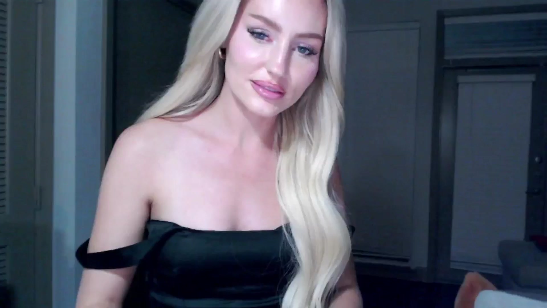 Gallery image thumbnail from Officialelsa's myfreecams stream on, 11/17/2024, 03:22 image 16 of 20