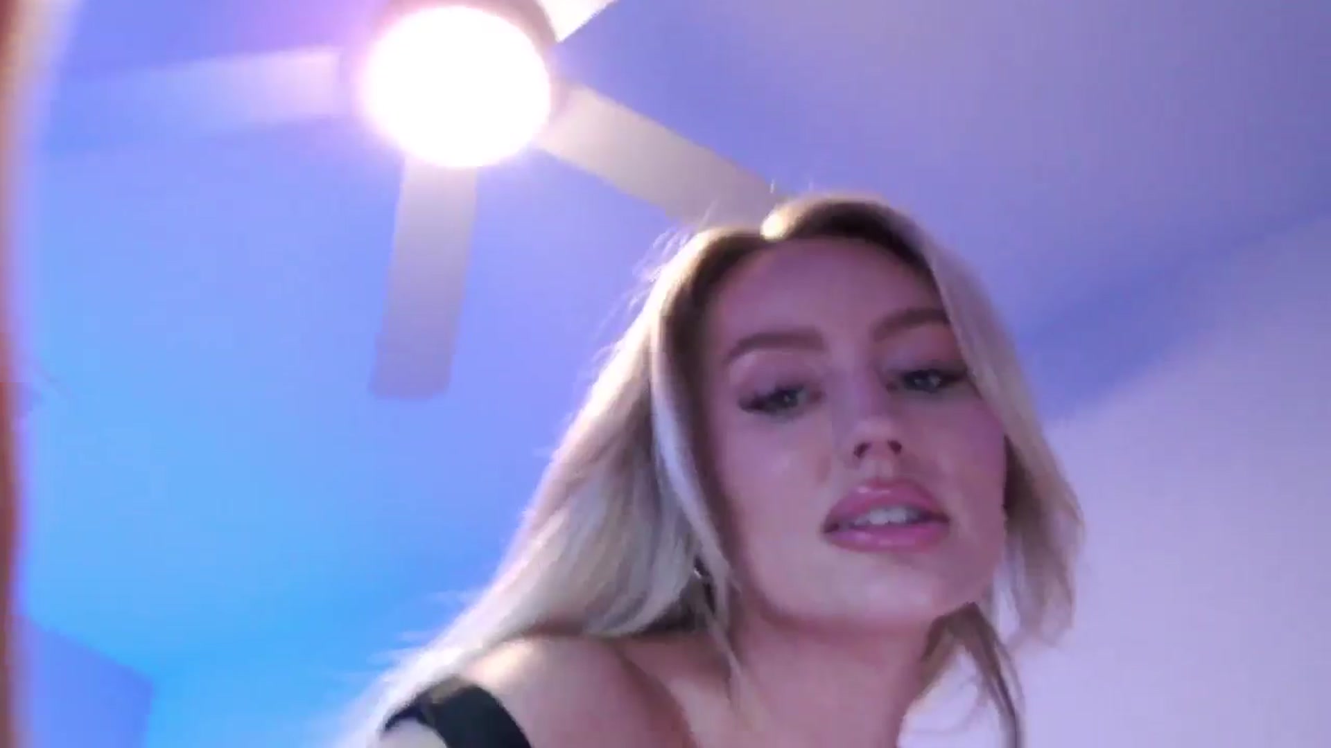 Gallery image thumbnail from Officialelsa's myfreecams stream on, 11/17/2024, 04:04 image 6 of 20