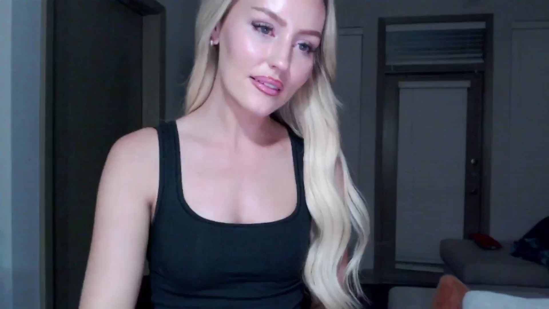 Gallery image thumbnail from Officialelsa's myfreecams stream on, 11/19/2024, 06:06 image 2 of 20