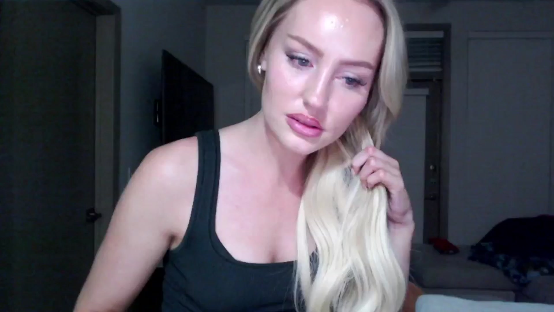 Gallery image thumbnail from Officialelsa's myfreecams stream on, 11/19/2024, 06:06 image 16 of 20
