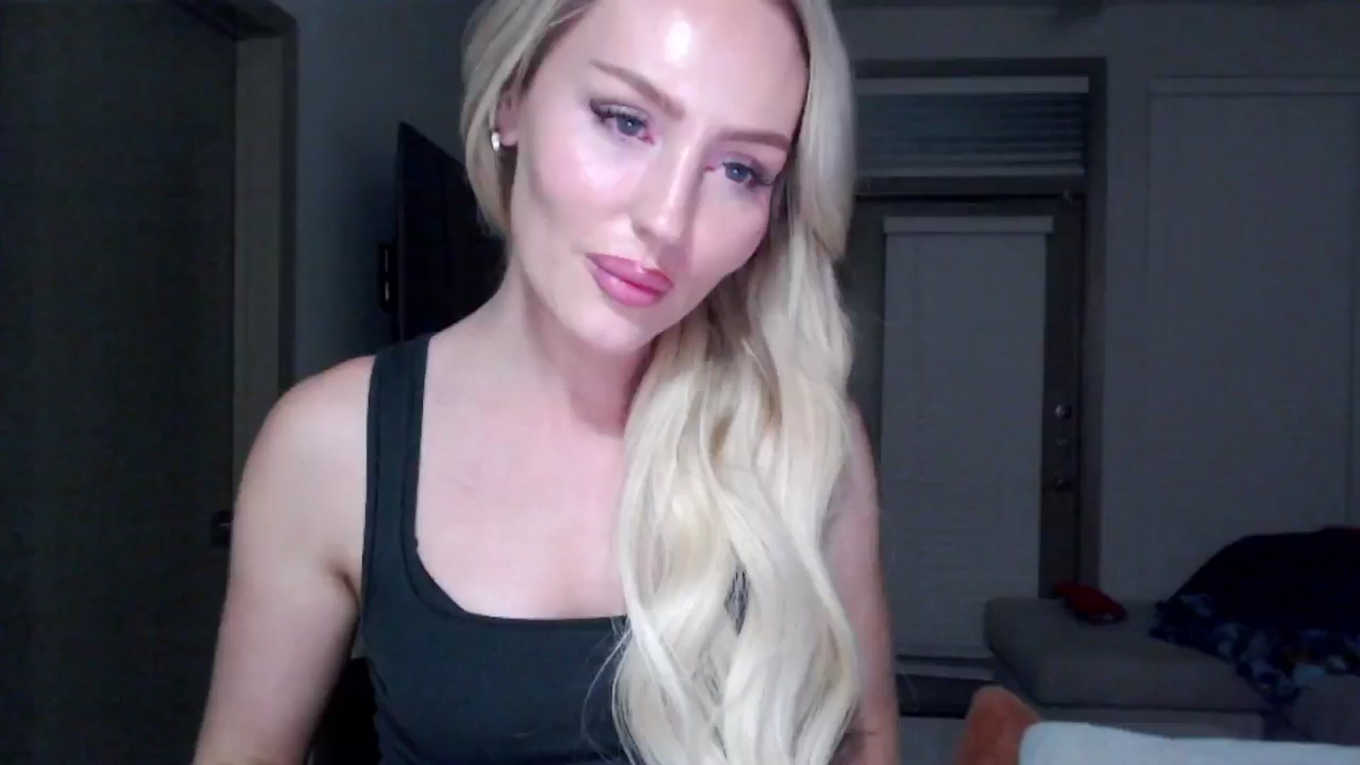 Gallery image thumbnail from Officialelsa's myfreecams stream on, 11/19/2024, 06:06 image 12 of 20