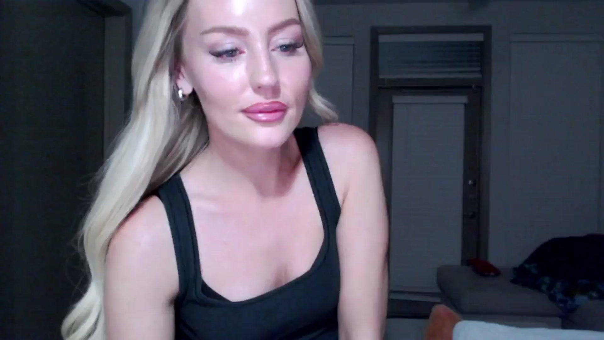 Gallery image thumbnail from Officialelsa's myfreecams stream on, 11/19/2024, 06:06 image 9 of 20