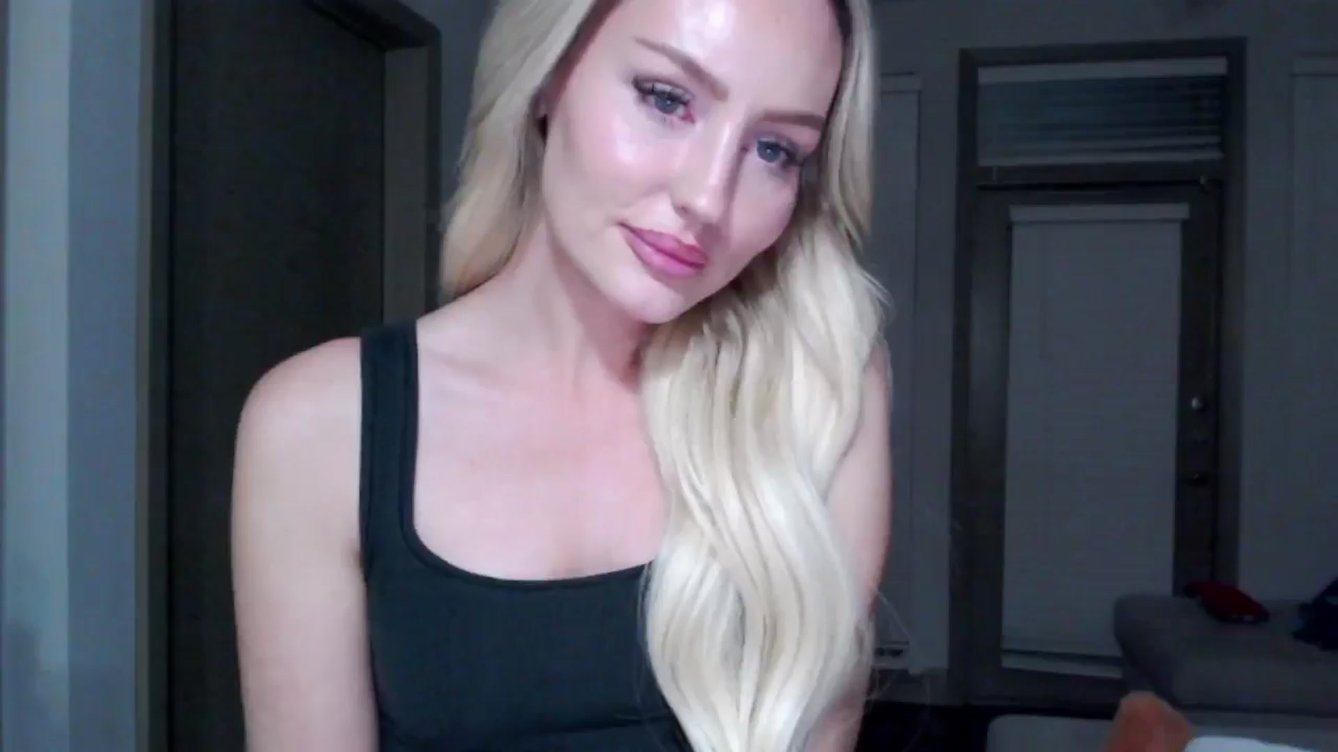 Gallery image thumbnail from Officialelsa's myfreecams stream on, 11/19/2024, 06:06 image 1 of 20