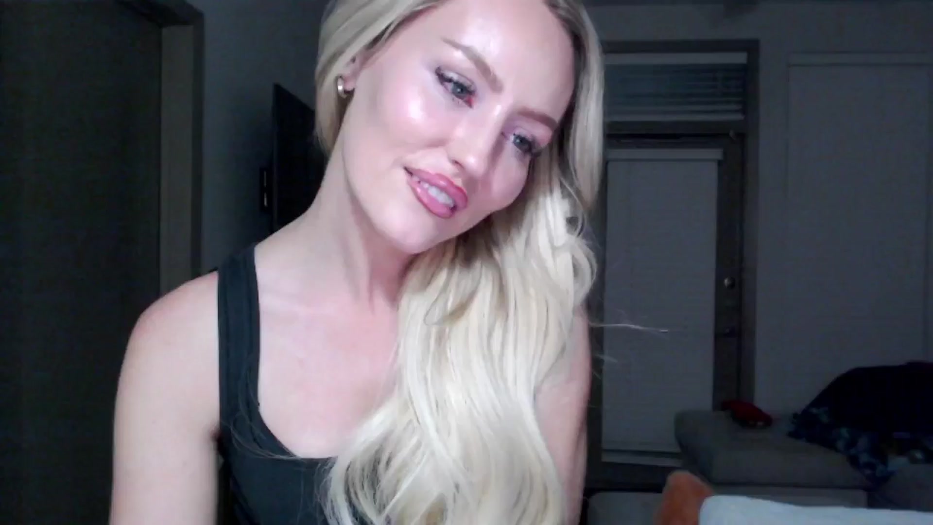 Gallery image thumbnail from Officialelsa's myfreecams stream on, 11/19/2024, 06:06 image 11 of 20