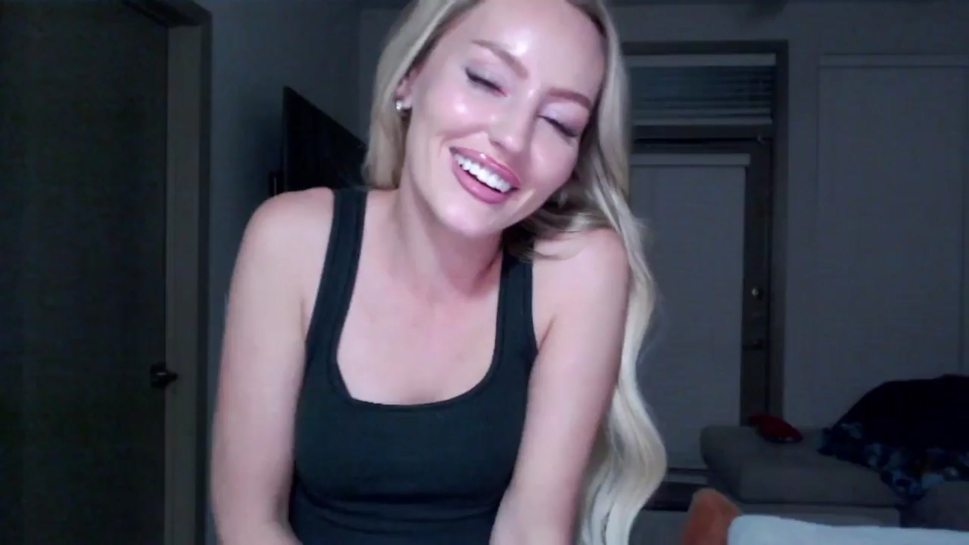 Gallery image thumbnail from Officialelsa's myfreecams stream on, 11/19/2024, 06:06 image 7 of 20