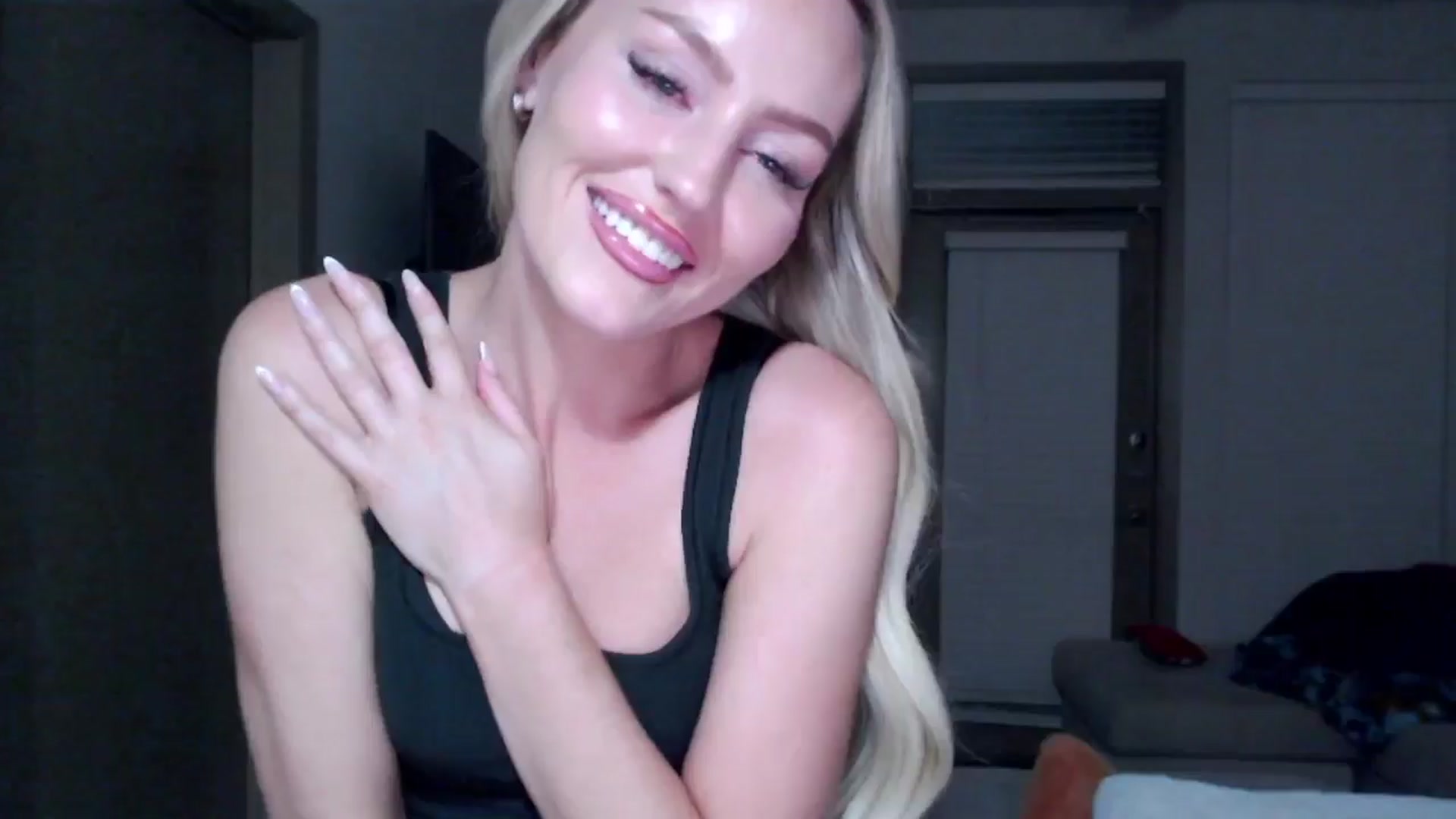 Gallery image thumbnail from Officialelsa's myfreecams stream on, 11/19/2024, 06:06 image 6 of 20
