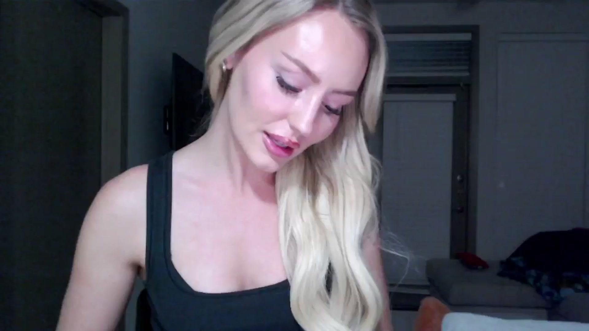 Gallery image thumbnail from Officialelsa's myfreecams stream on, 11/19/2024, 06:06 image 13 of 20