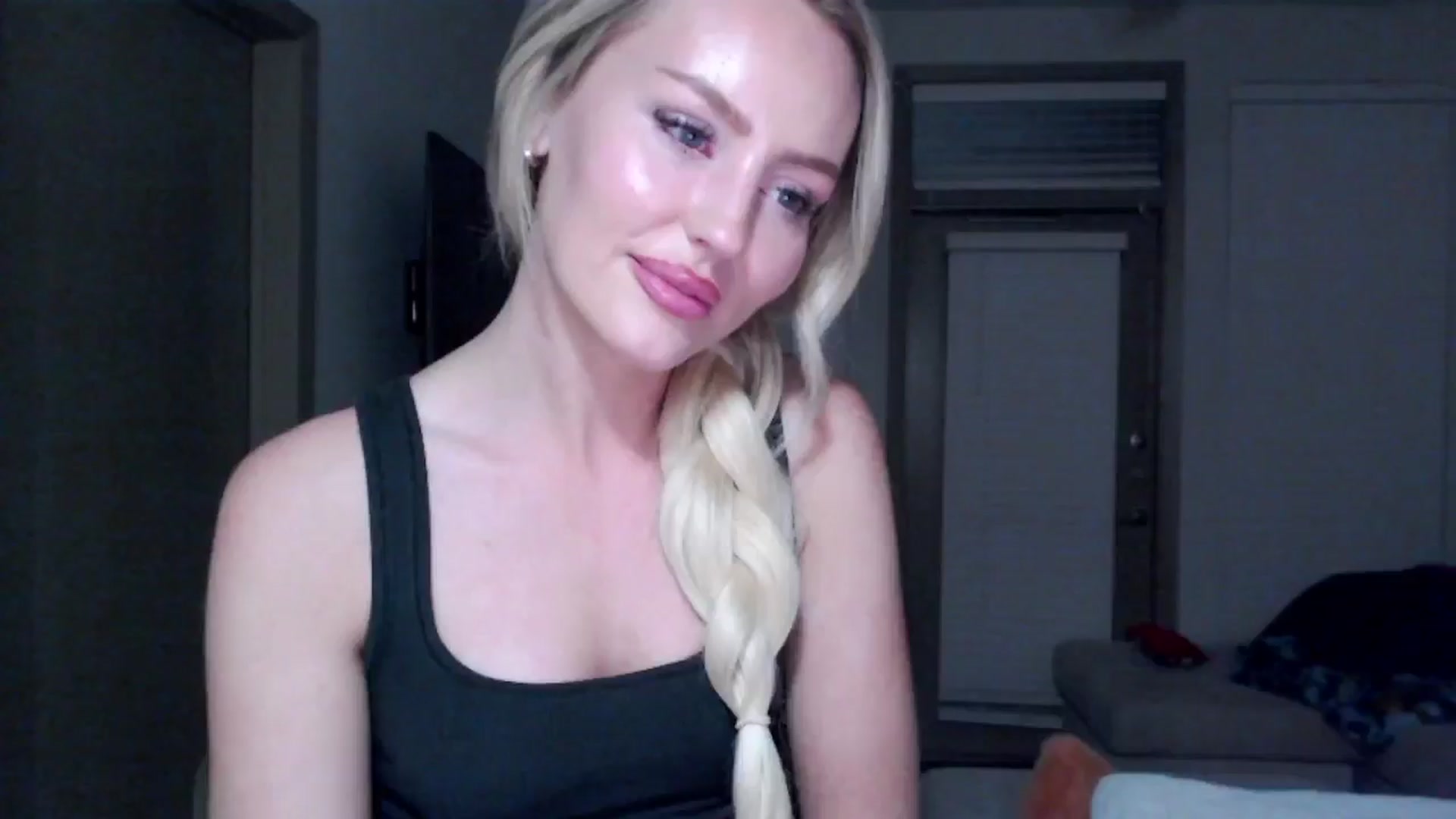 Gallery image thumbnail from Officialelsa's myfreecams stream on, 11/19/2024, 06:06 image 20 of 20