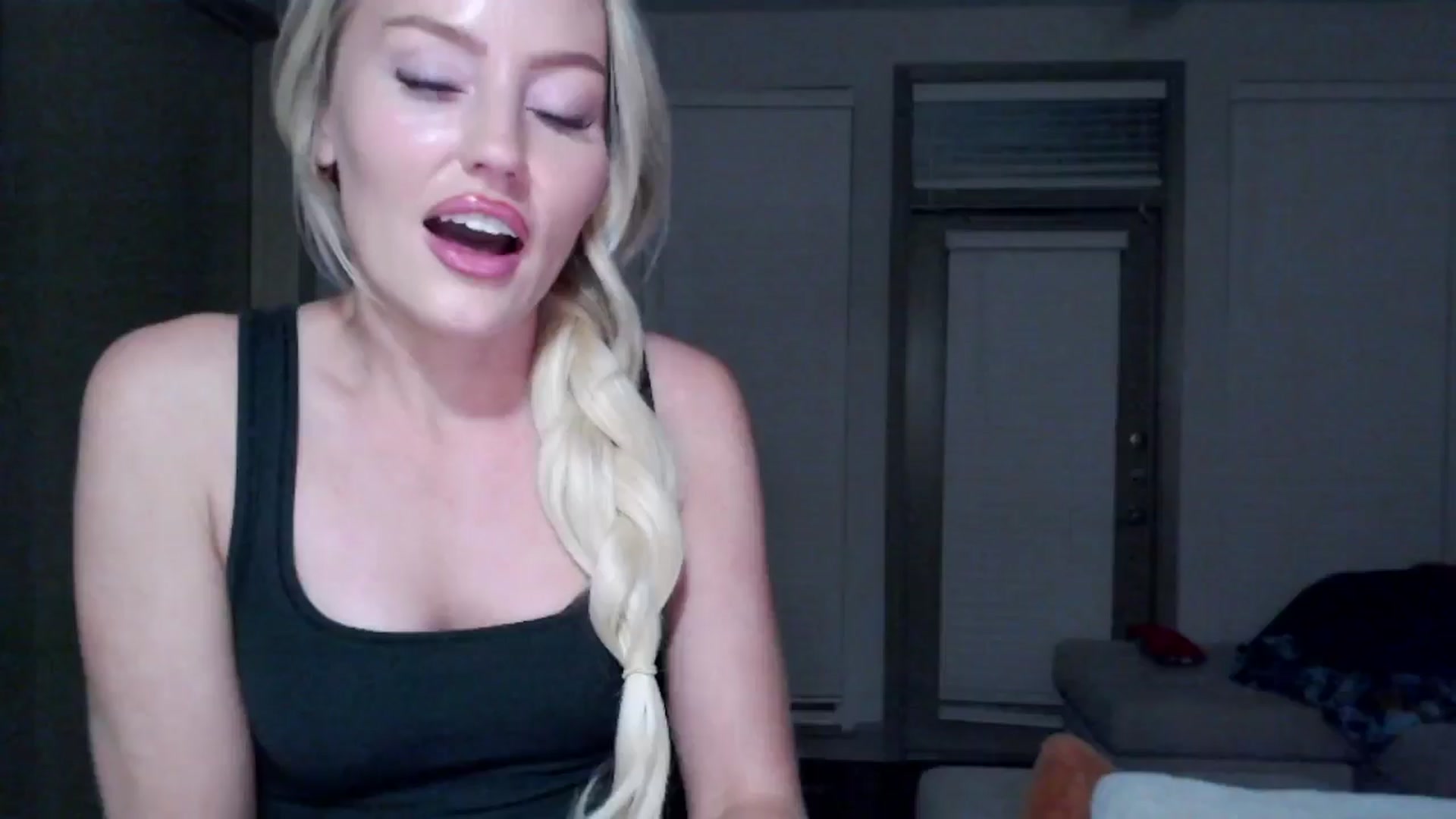 Gallery image thumbnail from Officialelsa's myfreecams stream on, 11/19/2024, 06:06 image 19 of 20