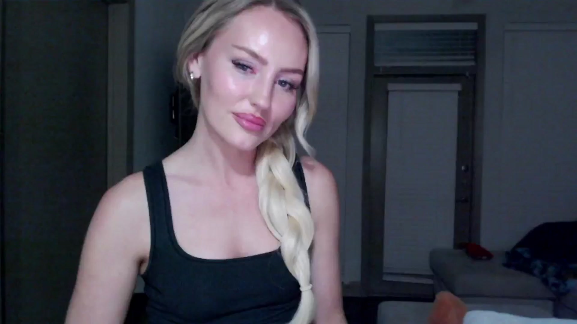 Gallery image thumbnail from Officialelsa's myfreecams stream on, 11/19/2024, 06:32 image 11 of 20