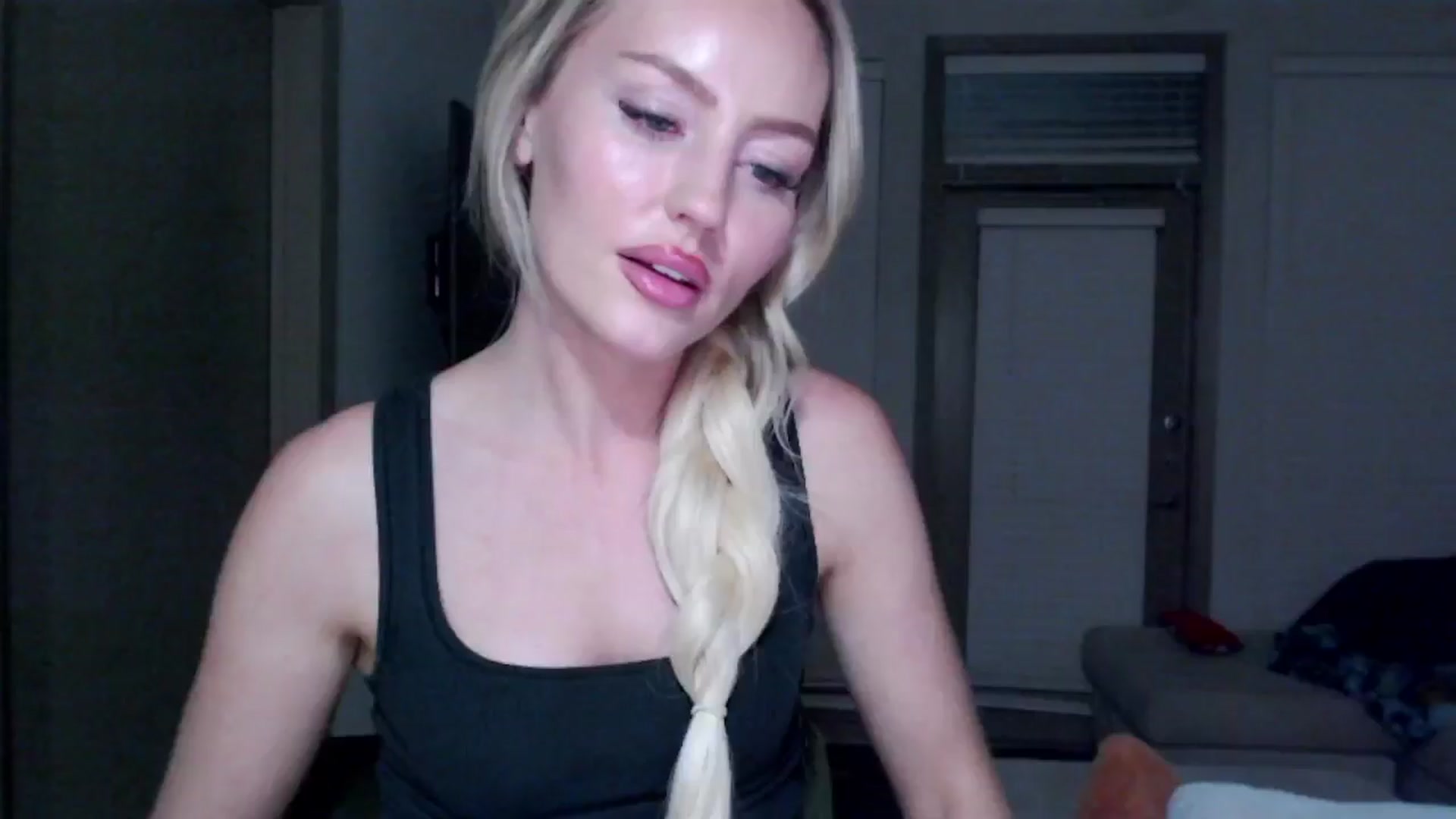 Gallery image thumbnail from Officialelsa's myfreecams stream on, 11/19/2024, 06:32 image 3 of 20