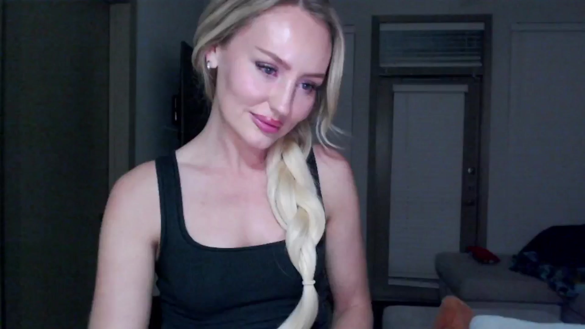 Gallery image thumbnail from Officialelsa's myfreecams stream on, 11/19/2024, 06:32 image 18 of 20