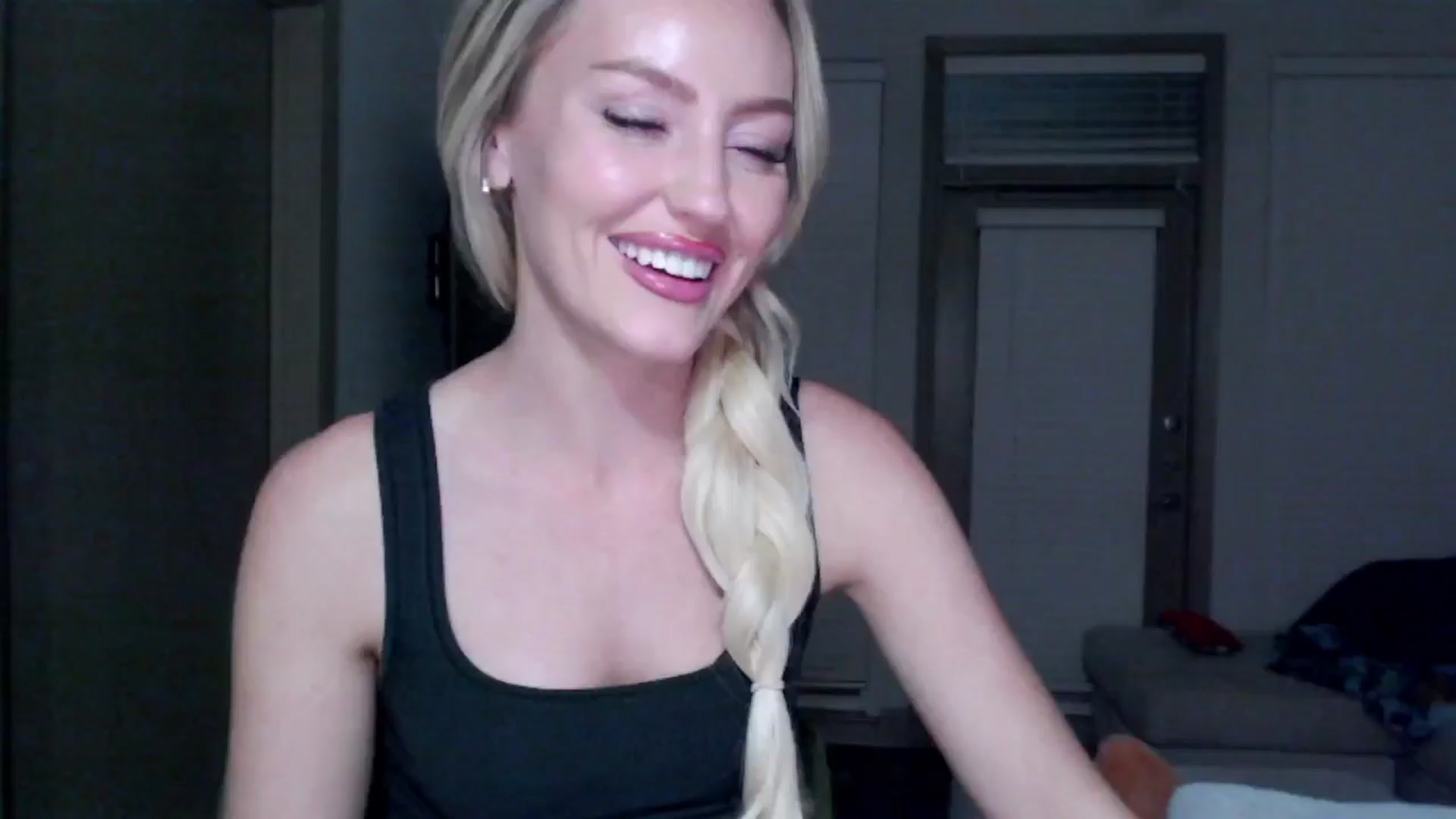 Gallery image thumbnail from Officialelsa's myfreecams stream on, 11/19/2024, 06:32 image 2 of 20