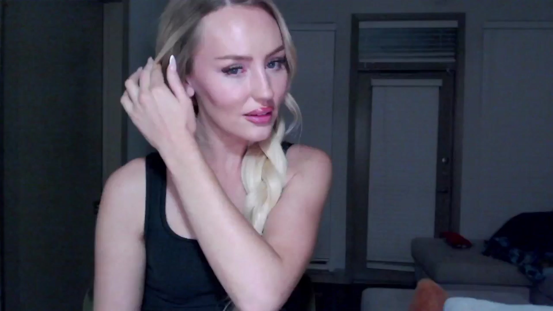Gallery image thumbnail from Officialelsa's myfreecams stream on, 11/19/2024, 06:32 image 4 of 20