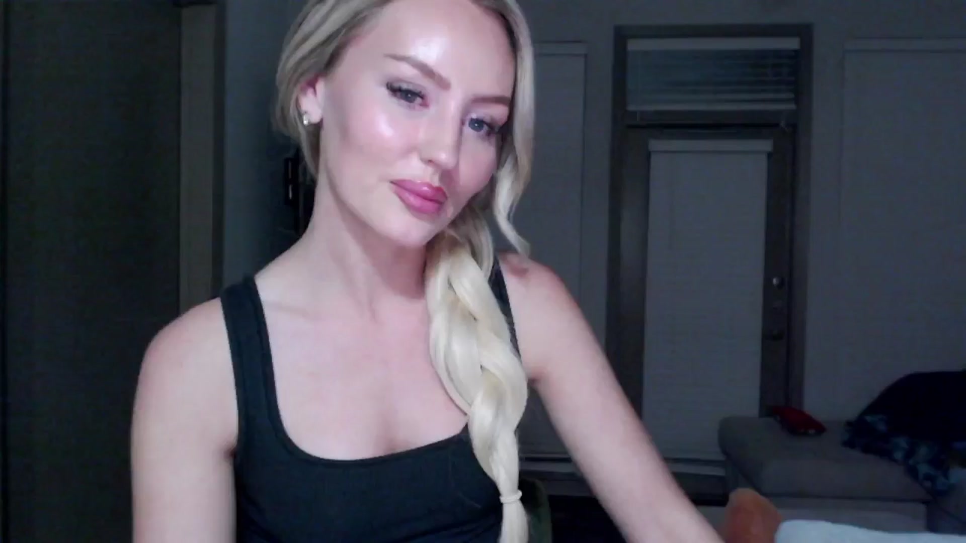 Gallery image thumbnail from Officialelsa's myfreecams stream on, 11/19/2024, 06:32 image 9 of 20
