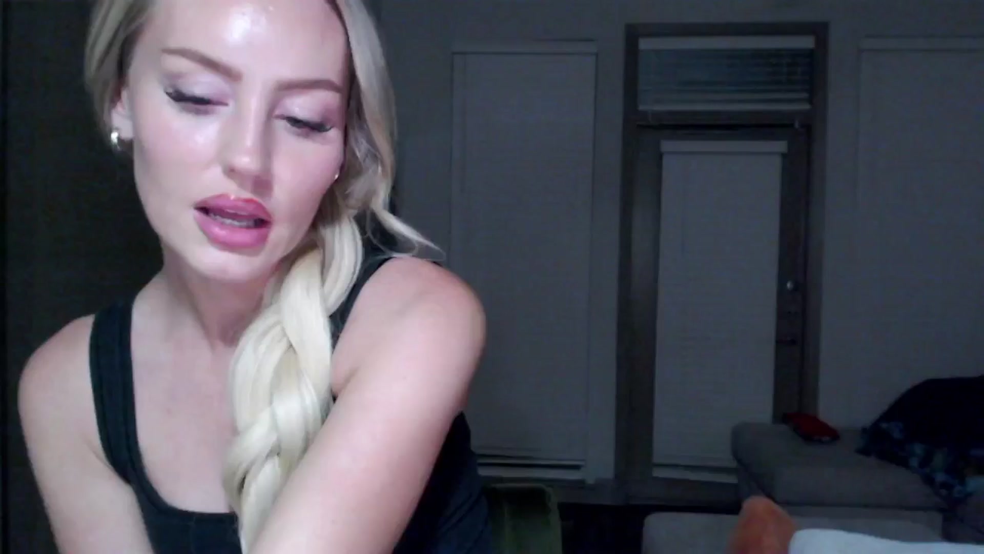 Gallery image thumbnail from Officialelsa's myfreecams stream on, 11/19/2024, 06:32 image 7 of 20