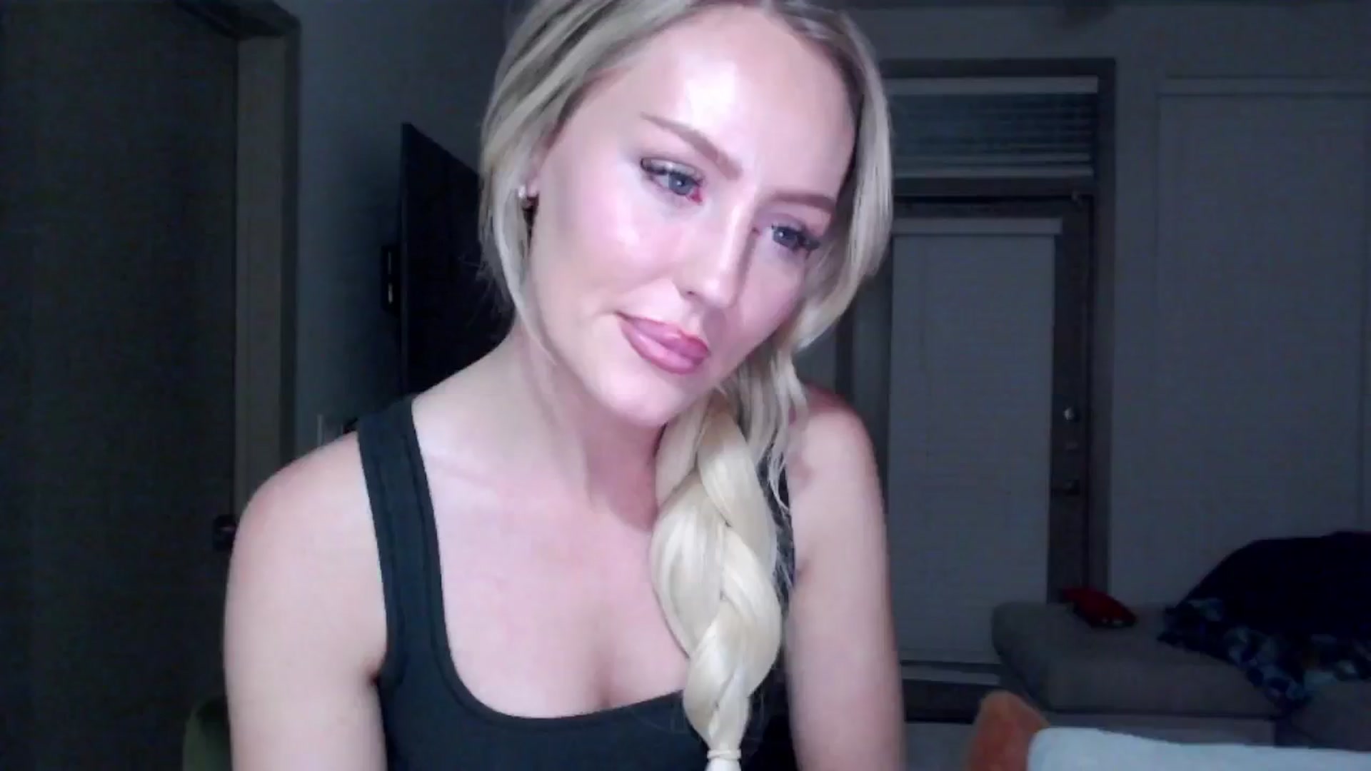 Gallery image thumbnail from Officialelsa's myfreecams stream on, 11/19/2024, 06:32 image 1 of 20