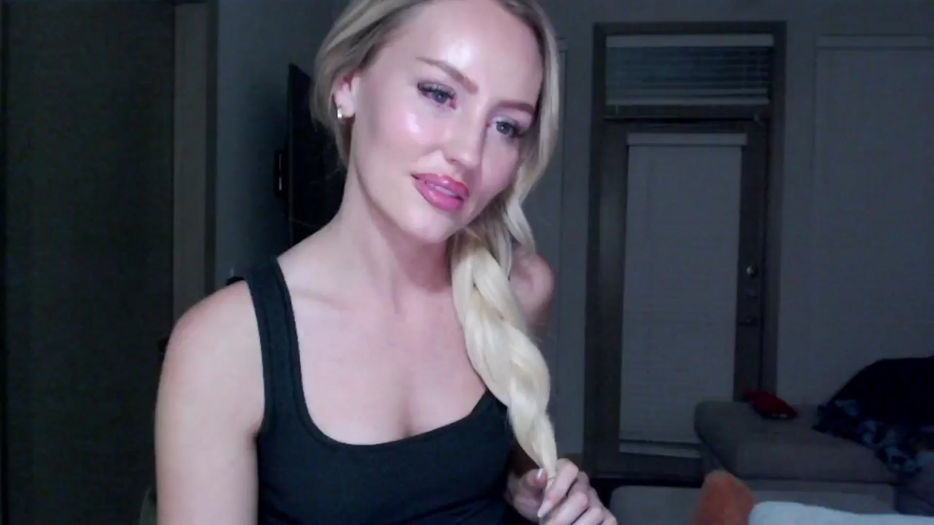 Gallery image thumbnail from Officialelsa's myfreecams stream on, 11/19/2024, 06:32 image 5 of 20