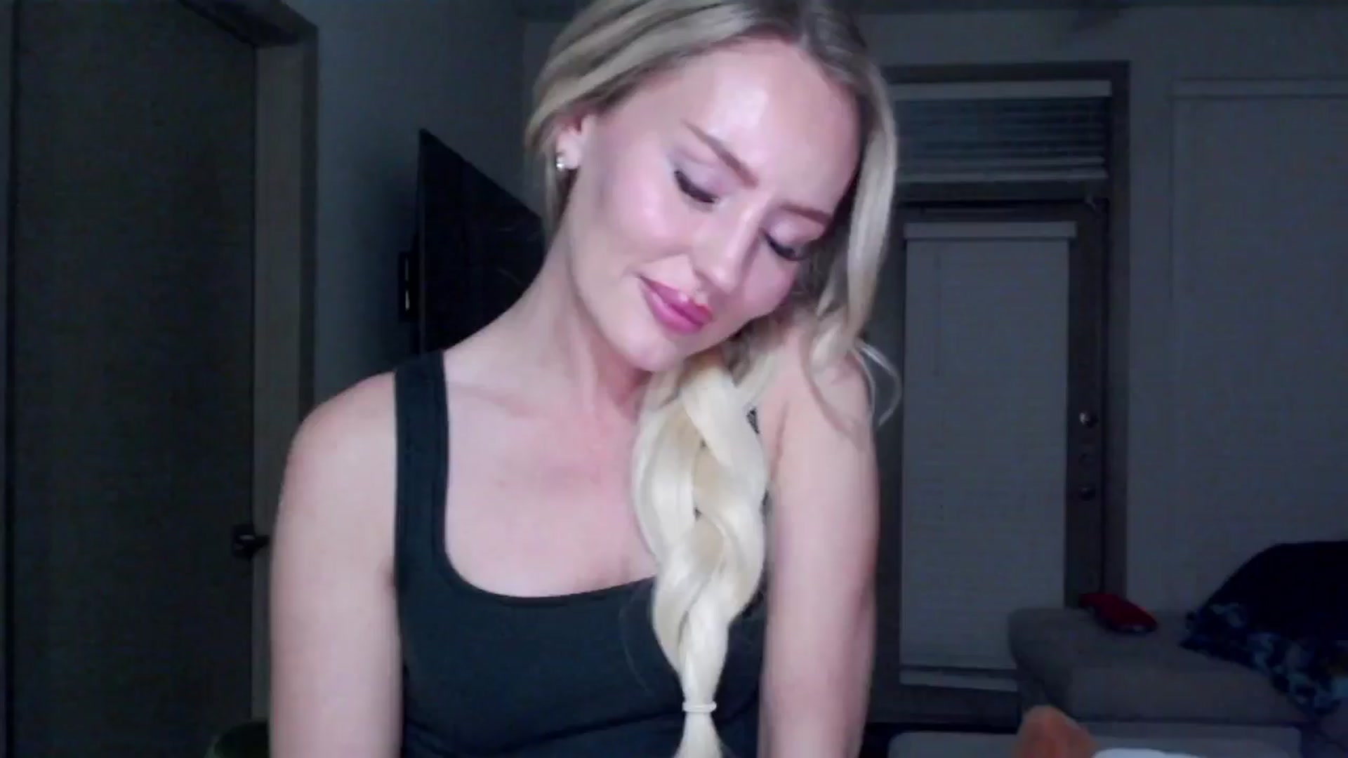 Gallery image thumbnail from Officialelsa's myfreecams stream on, 11/19/2024, 06:32 image 19 of 20