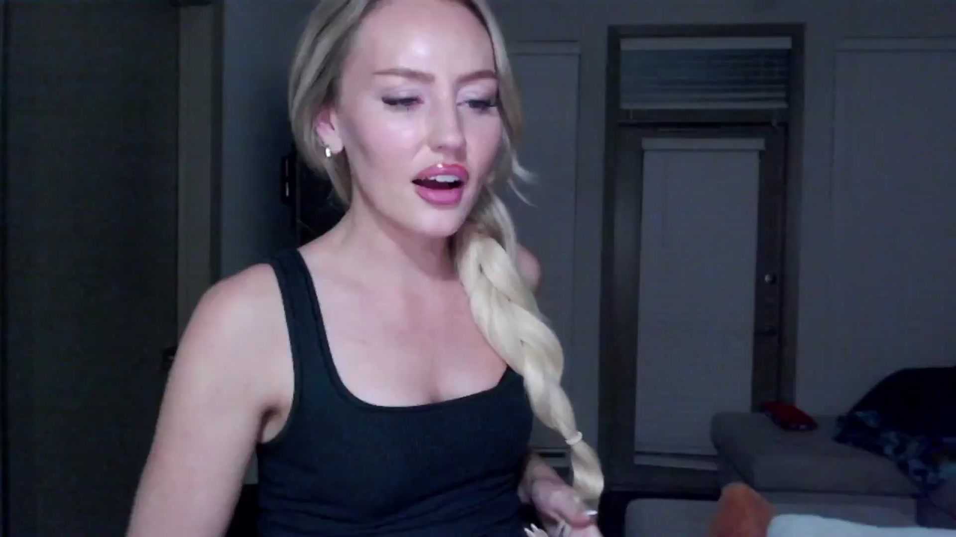 Gallery image thumbnail from Officialelsa's myfreecams stream on, 11/19/2024, 06:32 image 15 of 20
