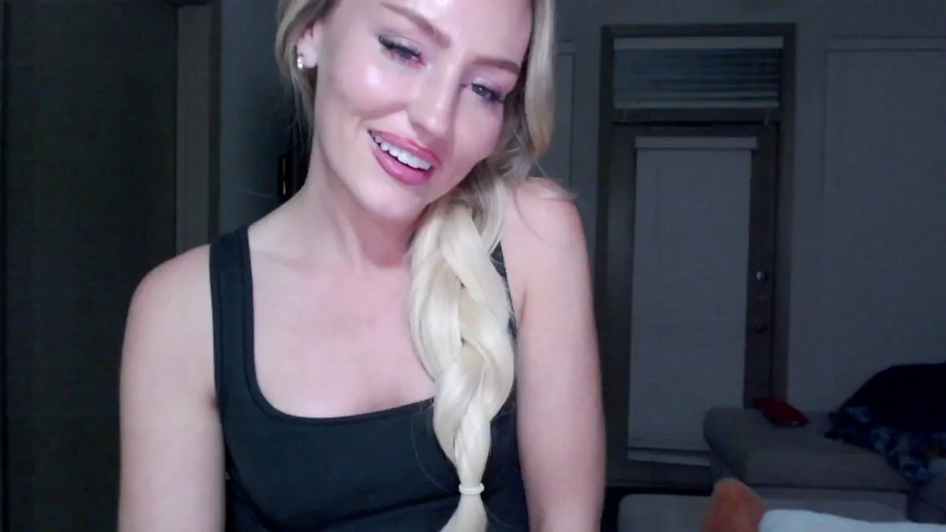 Gallery image thumbnail from Officialelsa's myfreecams stream on, 11/19/2024, 06:32 image 17 of 20