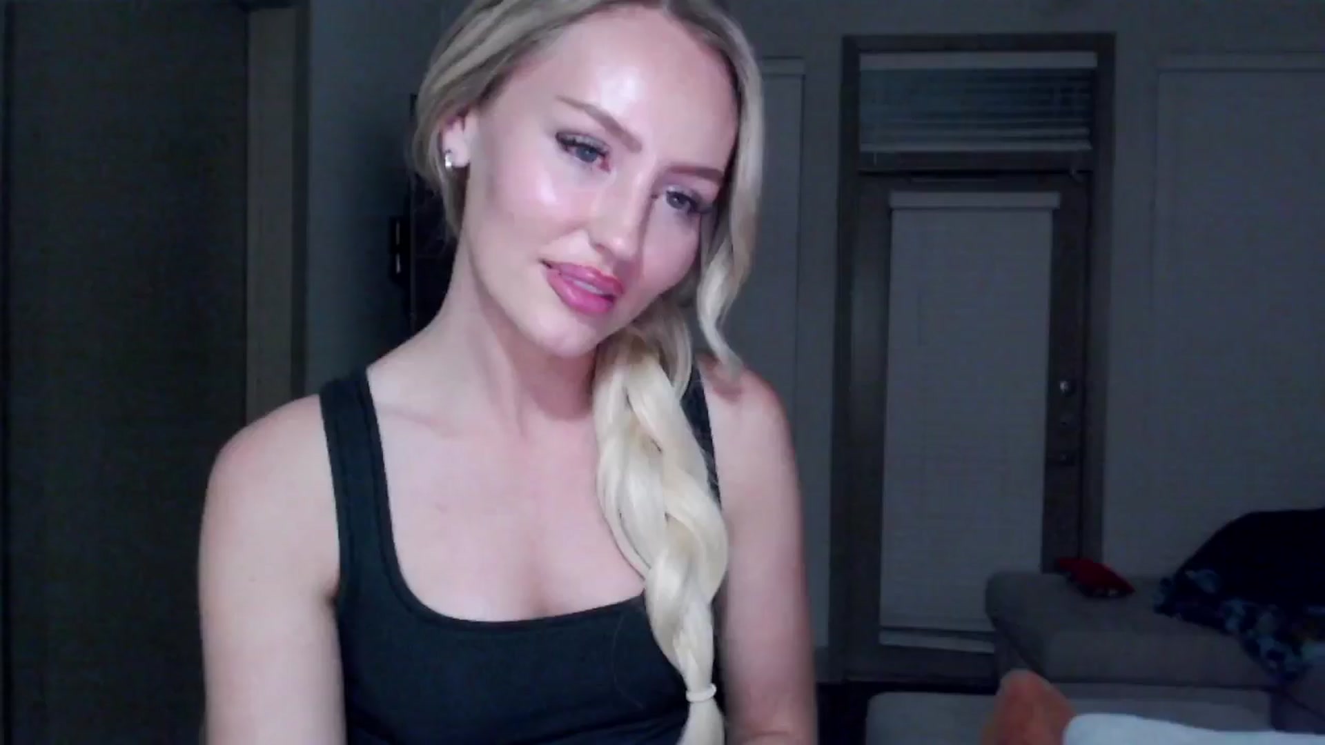 Gallery image thumbnail from Officialelsa's myfreecams stream on, 11/19/2024, 06:32 image 10 of 20