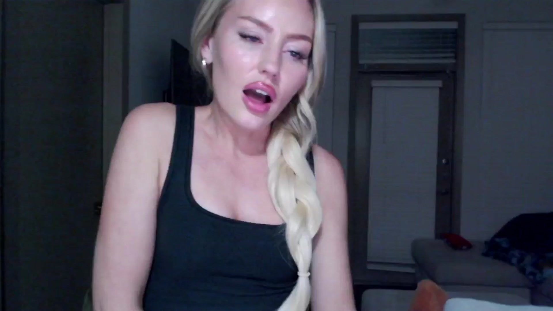 Gallery image thumbnail from Officialelsa's myfreecams stream on, 11/19/2024, 06:32 image 14 of 20