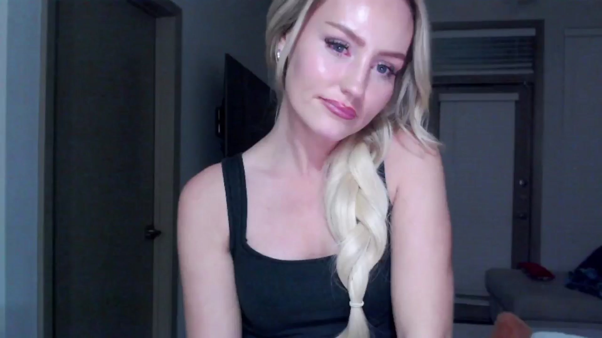 Gallery image thumbnail from Officialelsa's myfreecams stream on, 11/19/2024, 07:06 image 7 of 20