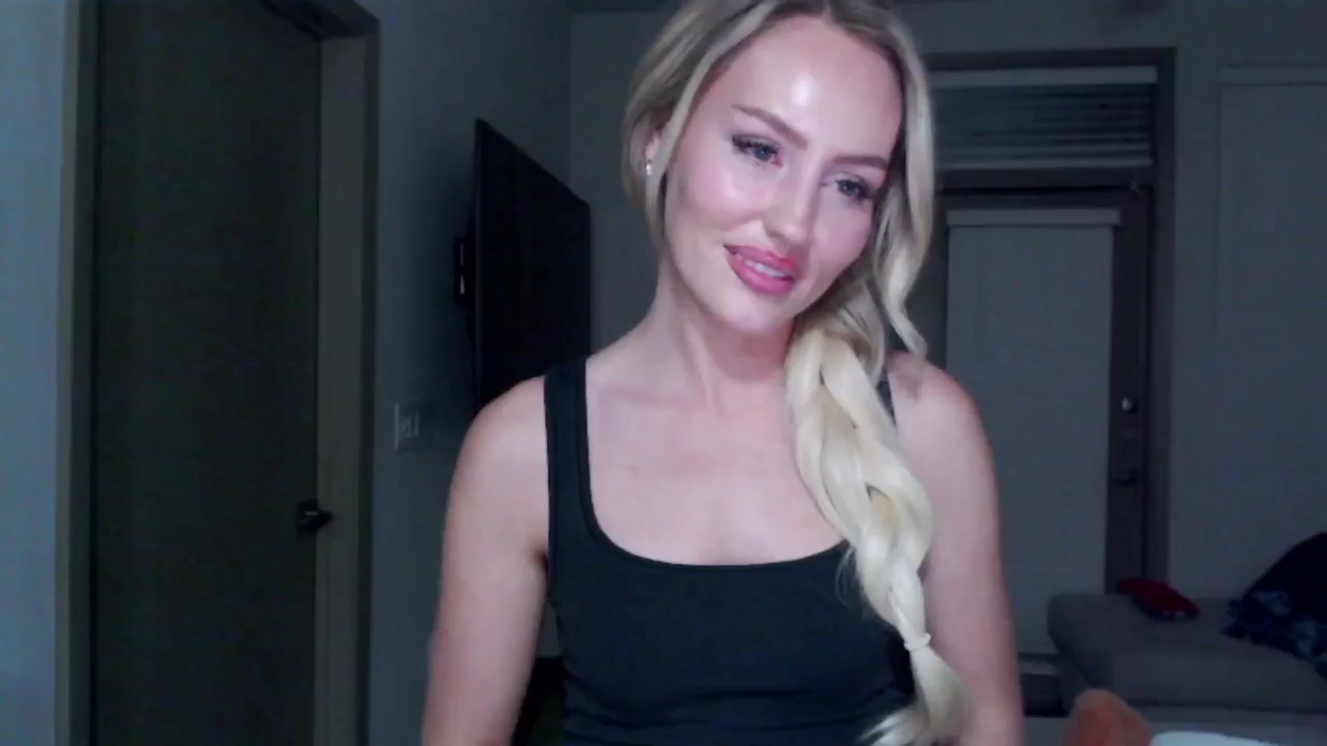 Gallery image thumbnail from Officialelsa's myfreecams stream on, 11/19/2024, 07:06 image 12 of 20