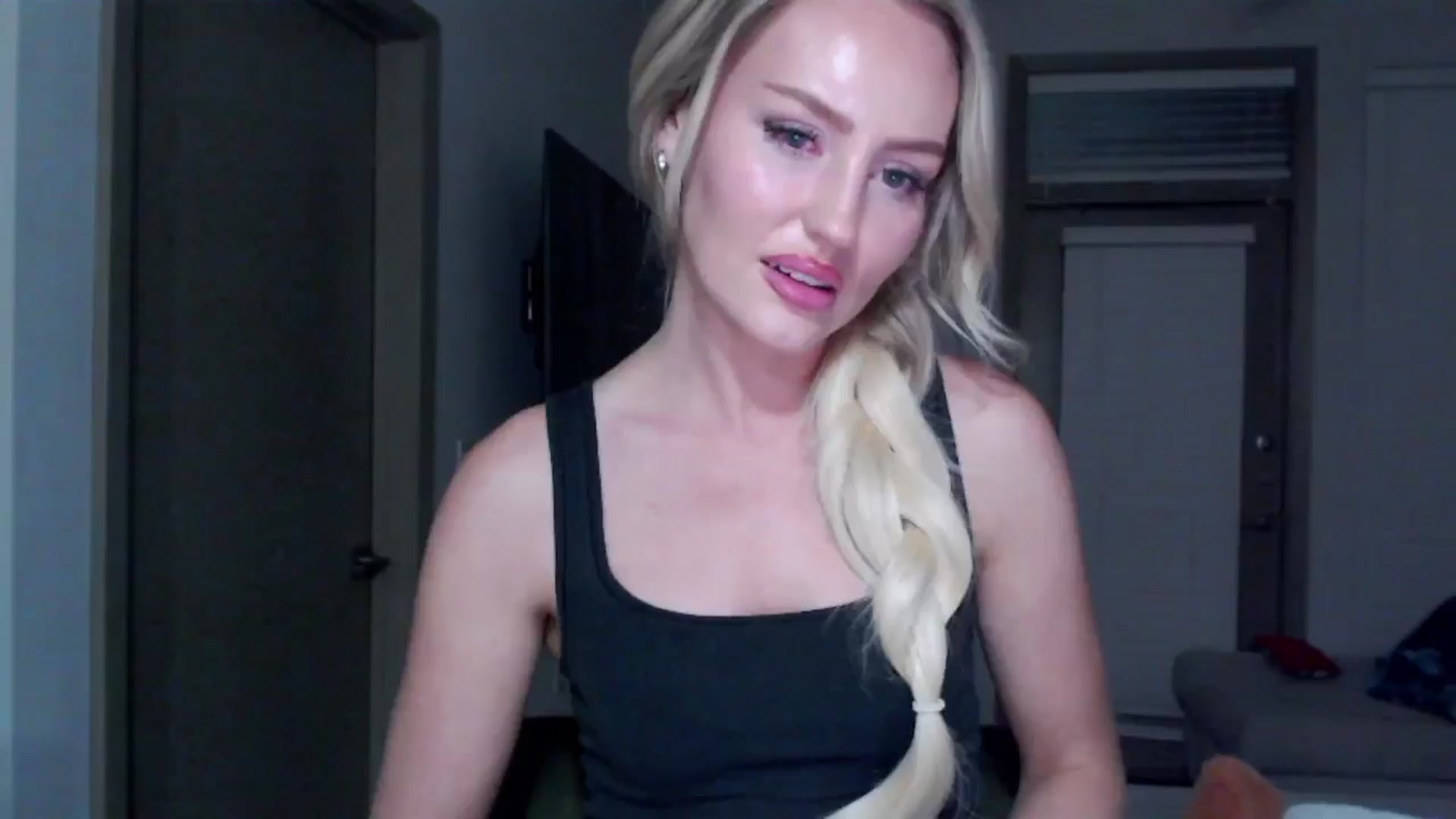 Gallery image thumbnail from Officialelsa's myfreecams stream on, 11/19/2024, 07:06 image 8 of 20