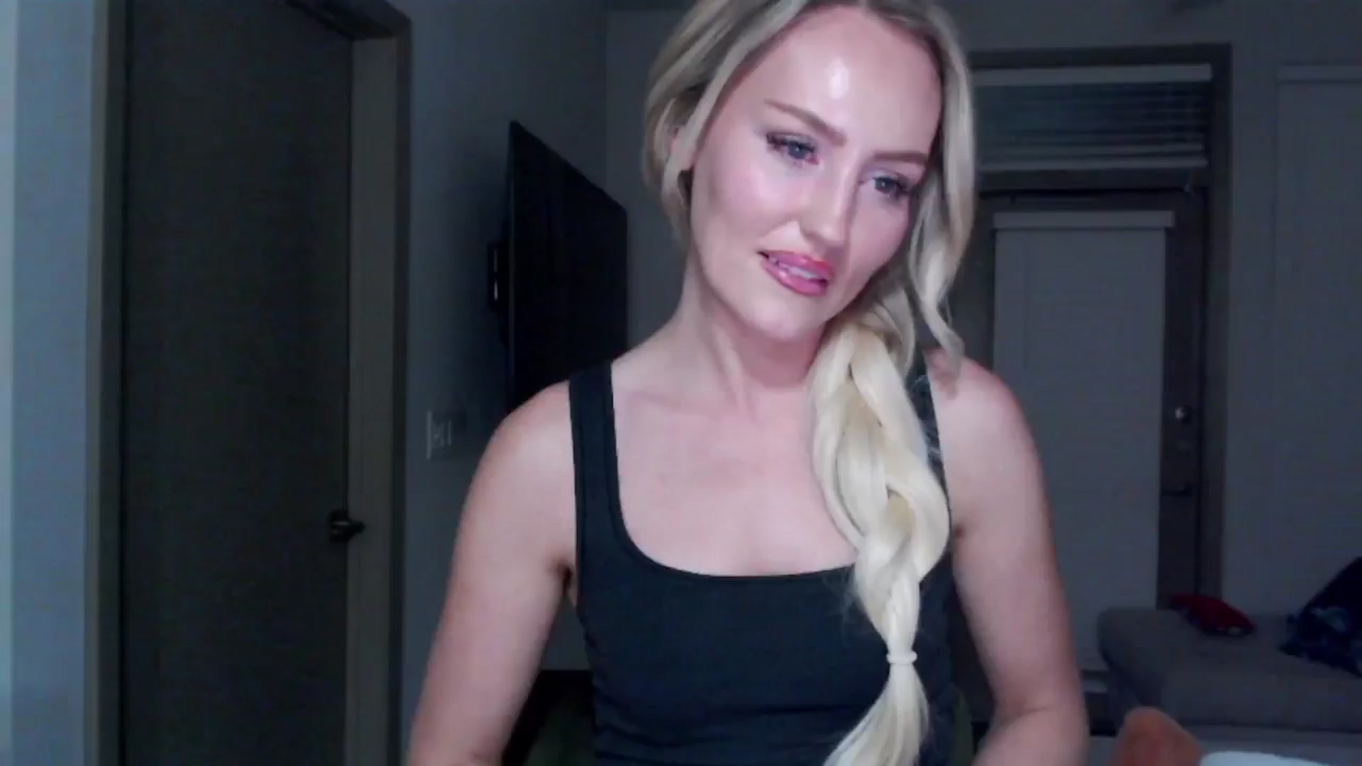 Gallery image thumbnail from Officialelsa's myfreecams stream on, 11/19/2024, 07:06 image 11 of 20