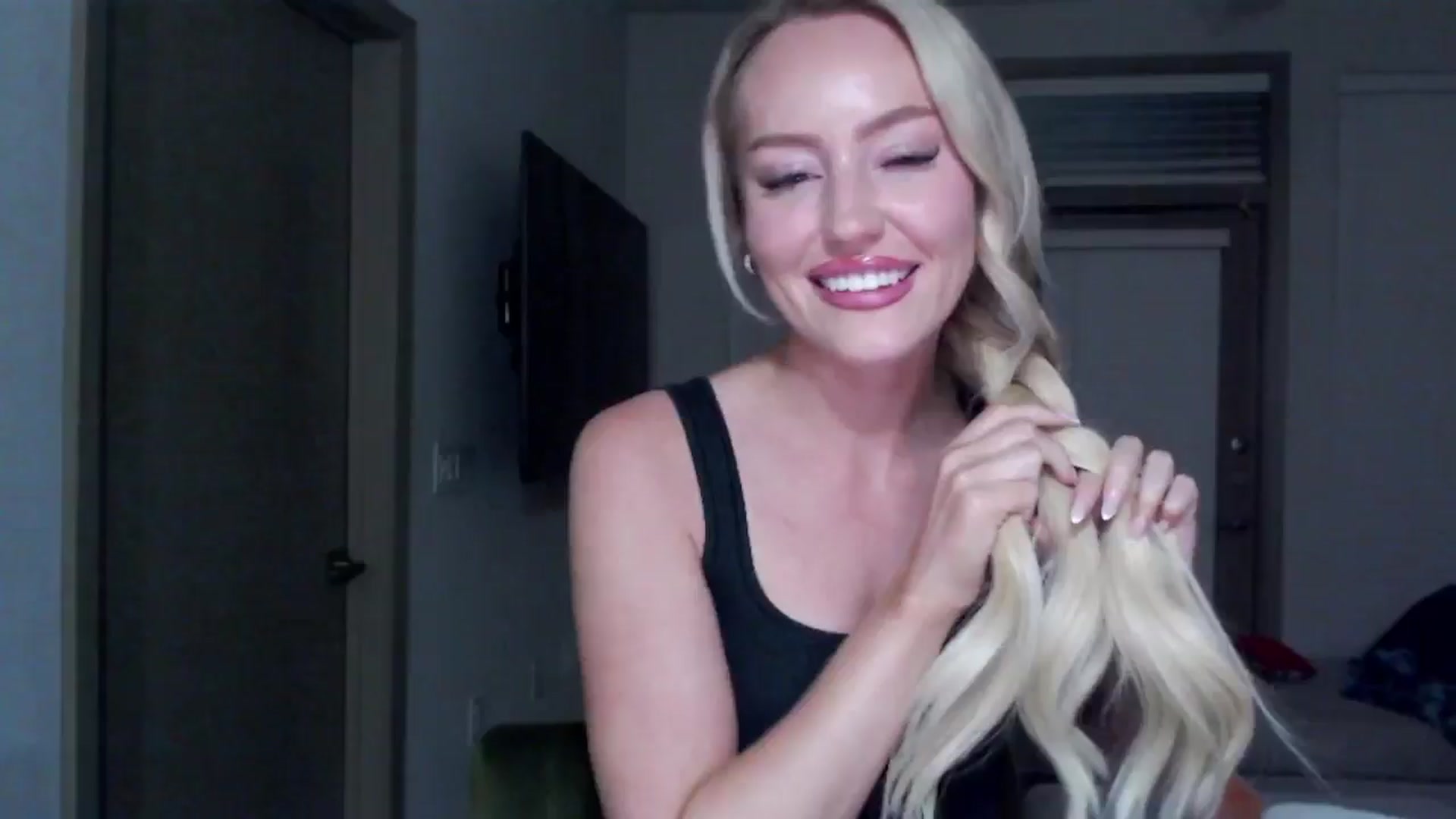 Gallery image thumbnail from Officialelsa's myfreecams stream on, 11/19/2024, 07:06 image 13 of 20