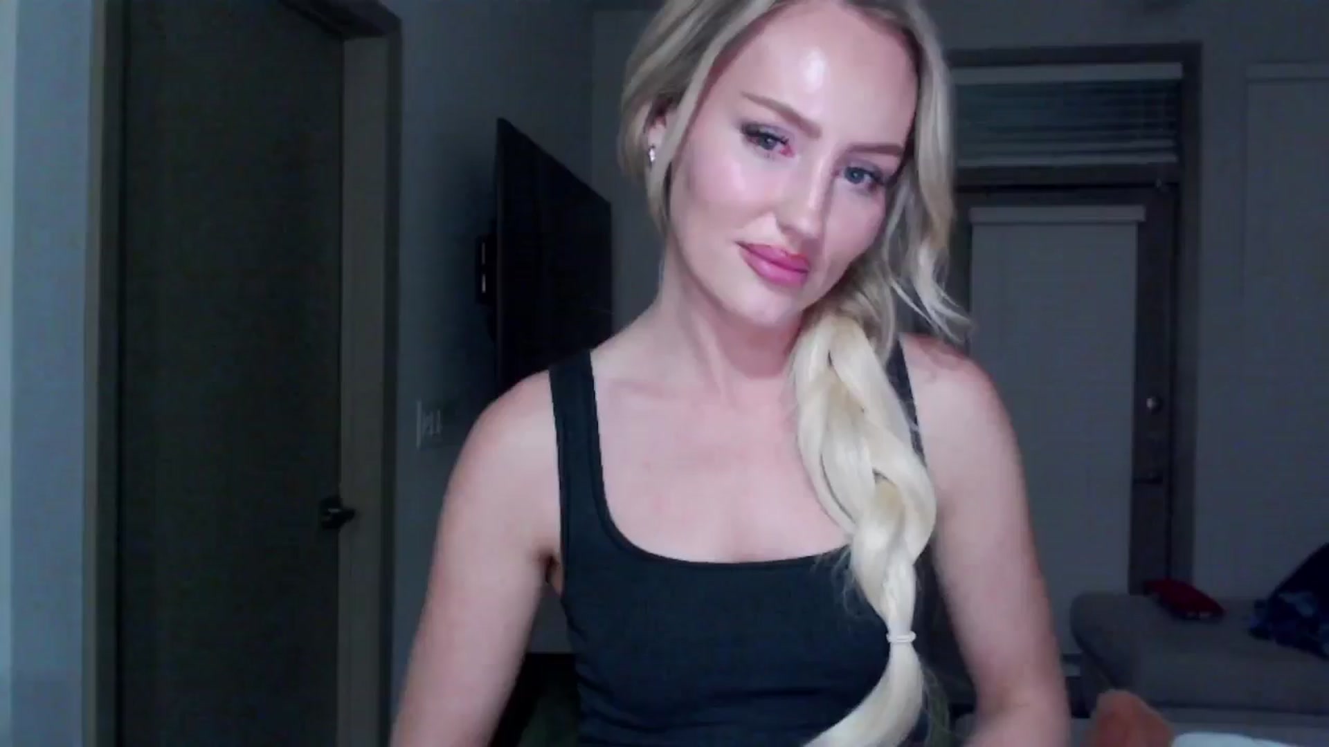 Gallery image thumbnail from Officialelsa's myfreecams stream on, 11/19/2024, 07:06 image 9 of 20