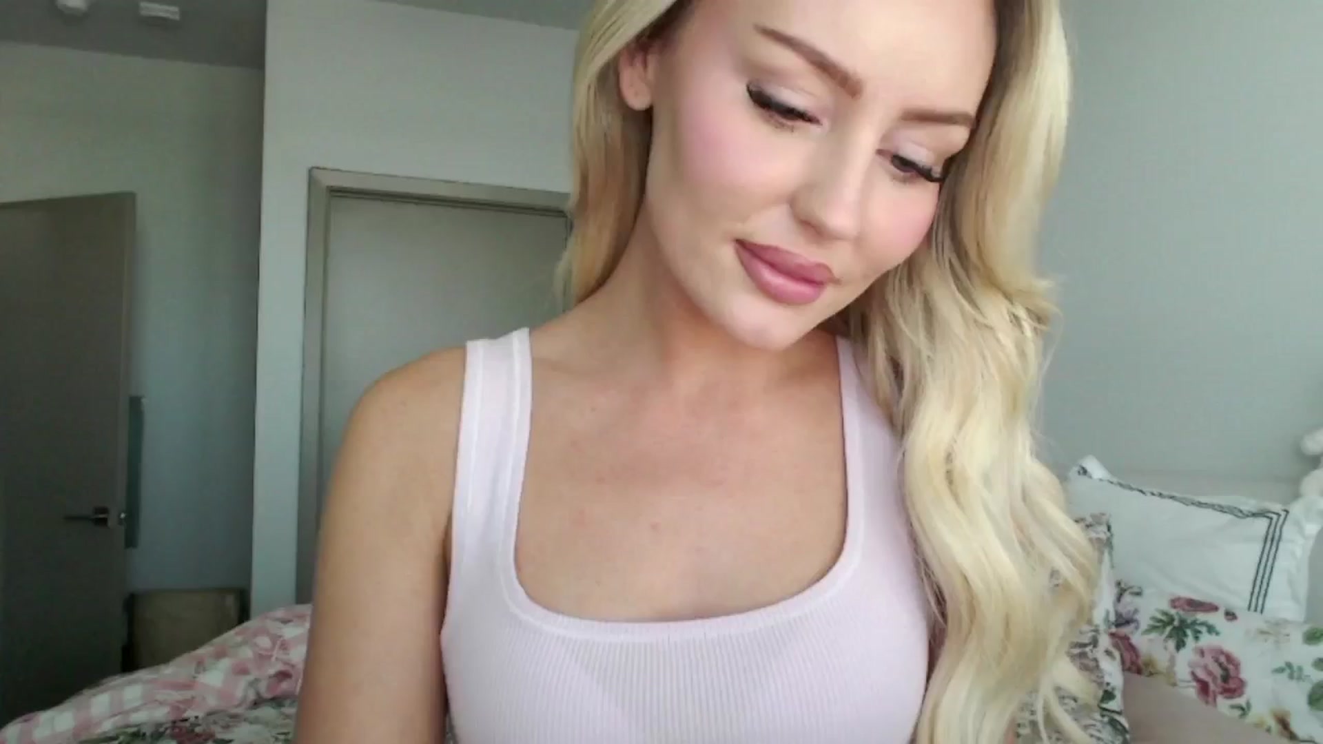 Gallery image thumbnail from Officialelsa's myfreecams stream on, 11/25/2024, 22:33 image 17 of 20