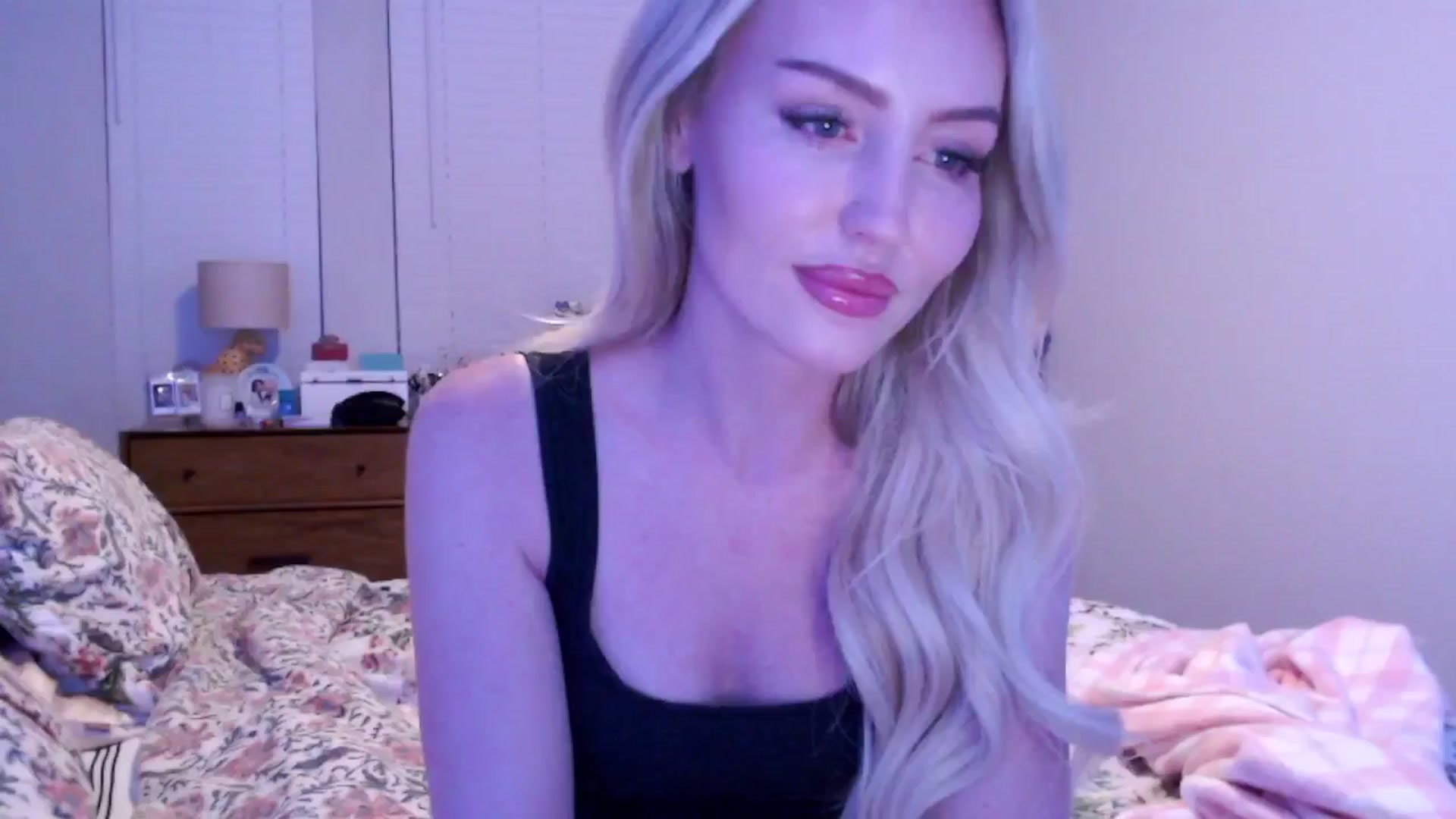 Gallery image thumbnail from Officialelsa's myfreecams stream on, 12/16/2024, 02:32 image 7 of 20
