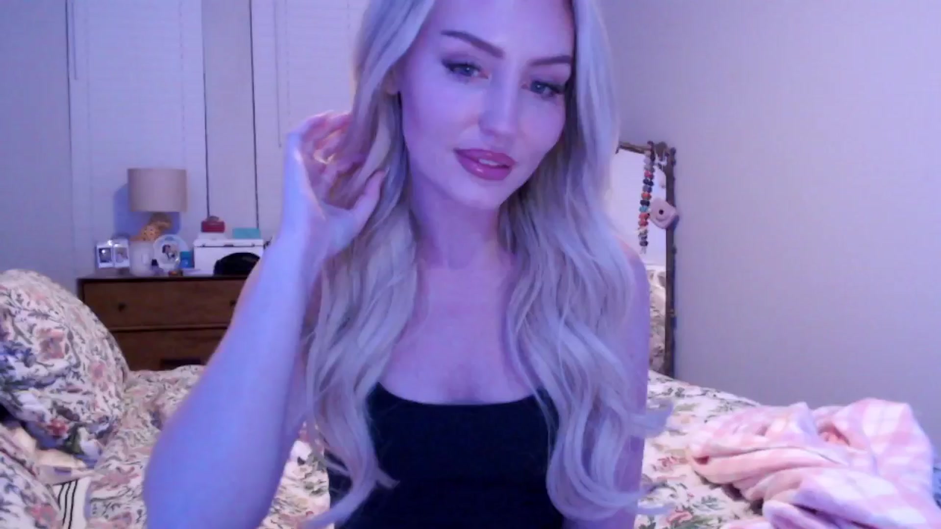 Gallery image thumbnail from Officialelsa's myfreecams stream on, 12/16/2024, 02:32 image 13 of 20