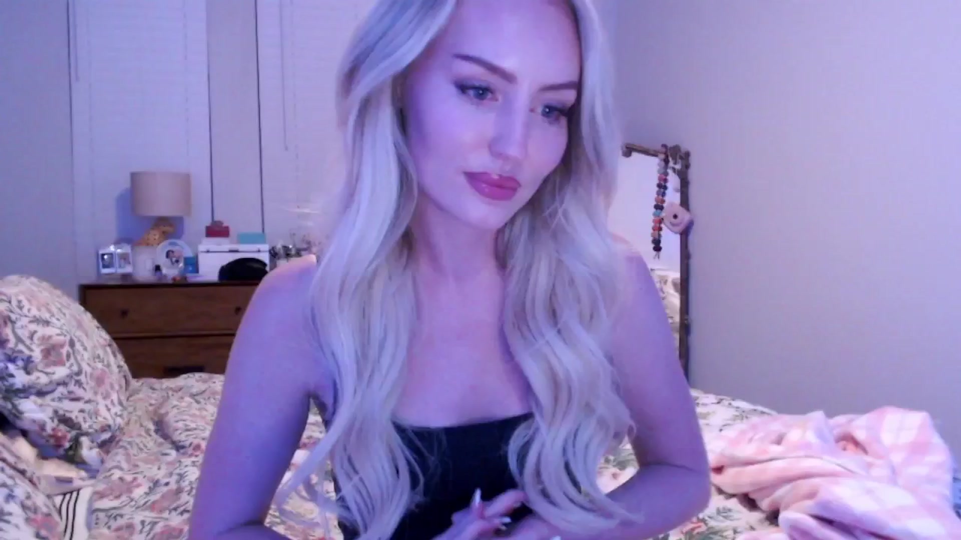 Gallery image thumbnail from Officialelsa's myfreecams stream on, 12/16/2024, 02:32 image 11 of 20