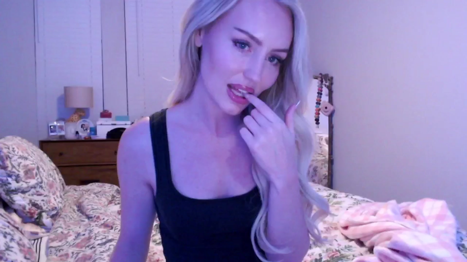 Gallery image thumbnail from Officialelsa's myfreecams stream on, 12/16/2024, 02:32 image 1 of 20