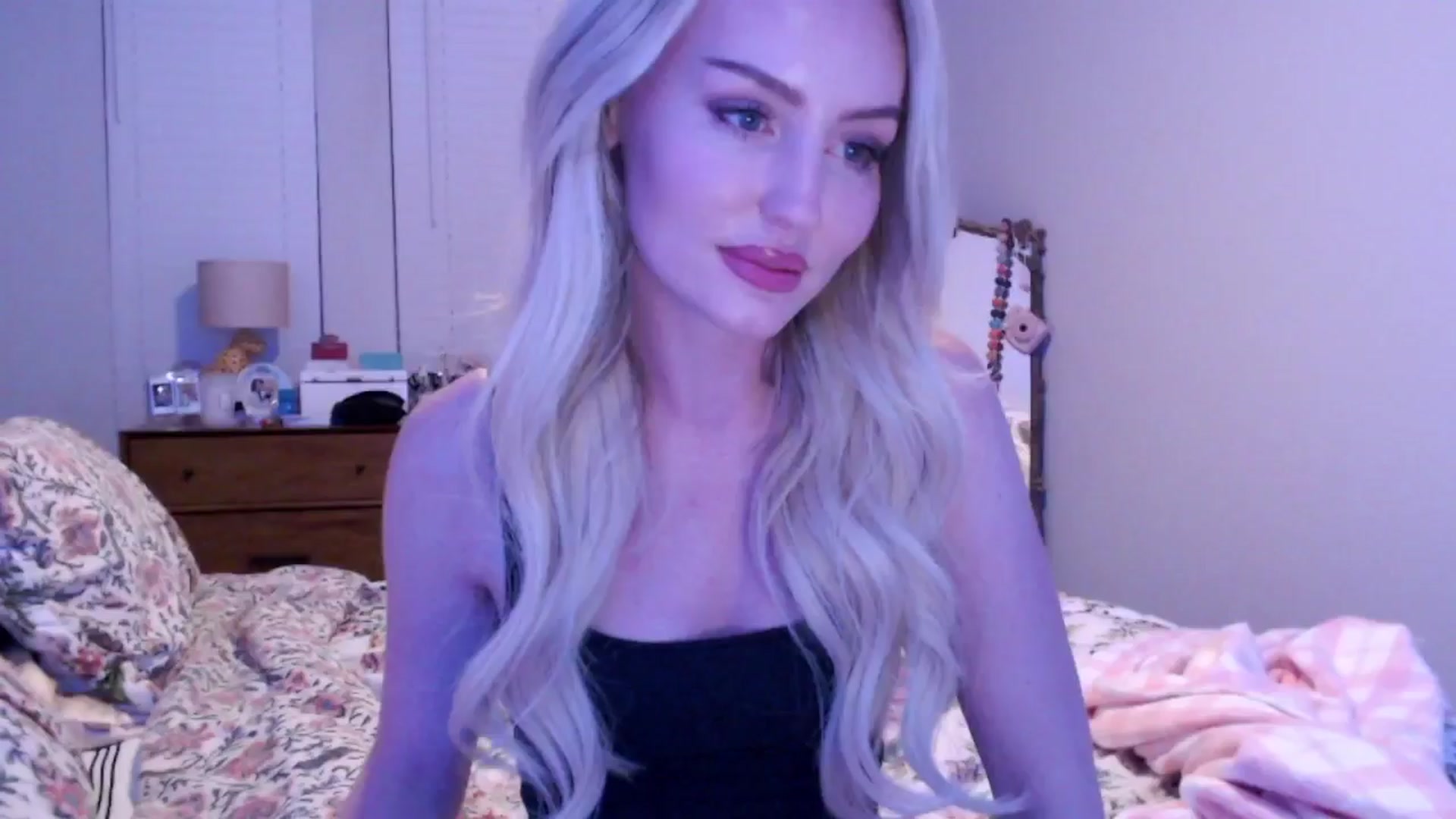 Gallery image thumbnail from Officialelsa's myfreecams stream on, 12/16/2024, 02:32 image 14 of 20