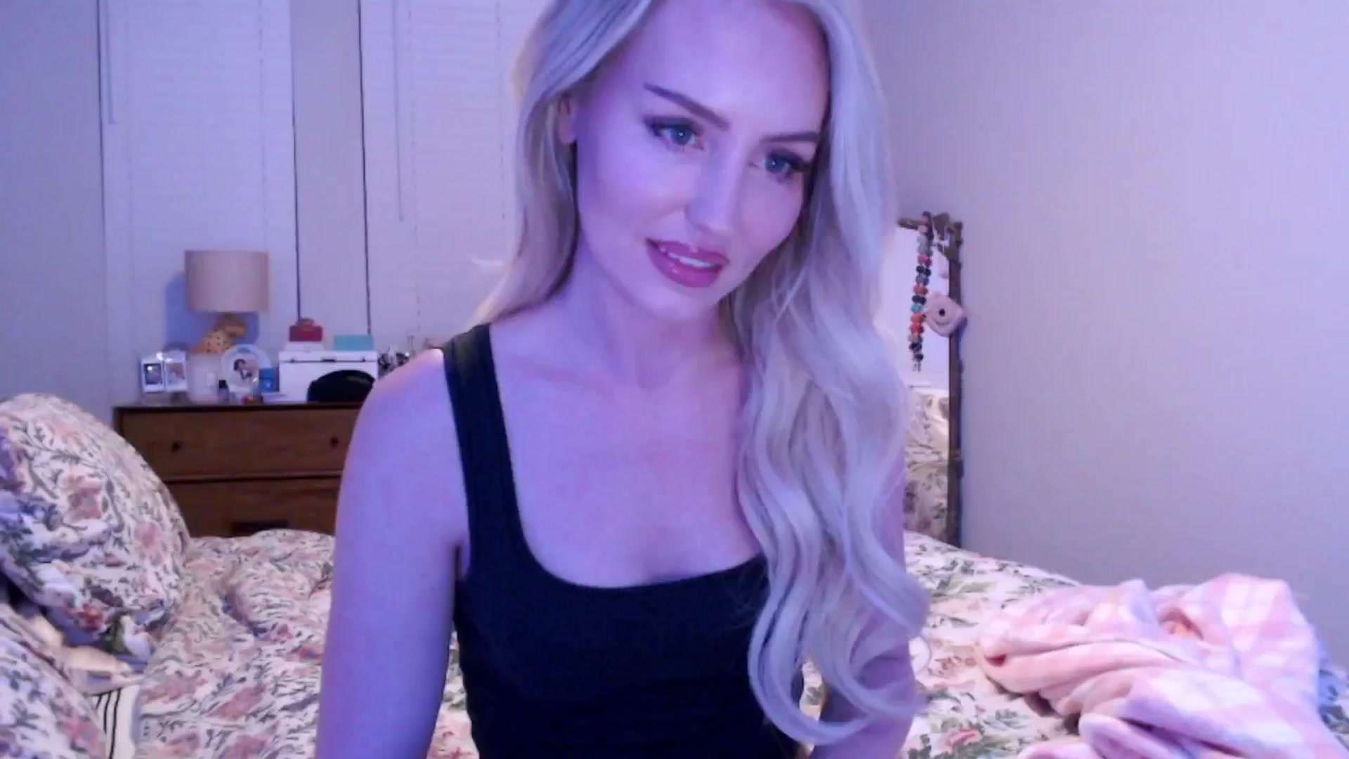Gallery image thumbnail from Officialelsa's myfreecams stream on, 12/16/2024, 02:32 image 2 of 20