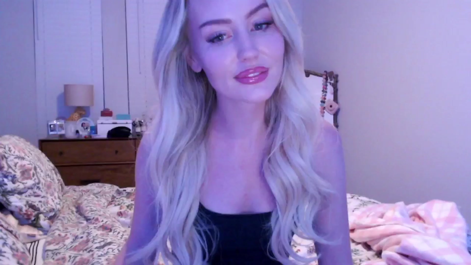 Gallery image thumbnail from Officialelsa's myfreecams stream on, 12/16/2024, 02:32 image 10 of 20