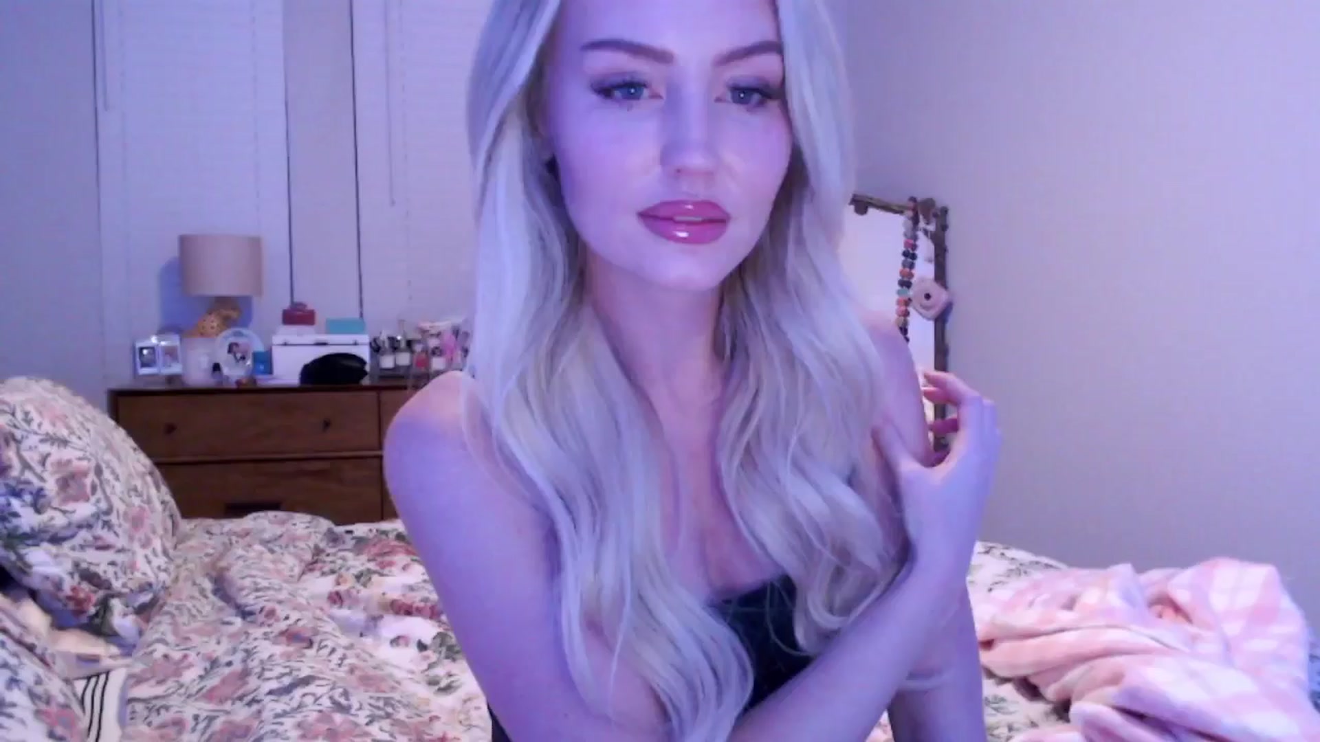 Gallery image thumbnail from Officialelsa's myfreecams stream on, 12/16/2024, 02:32 image 16 of 20