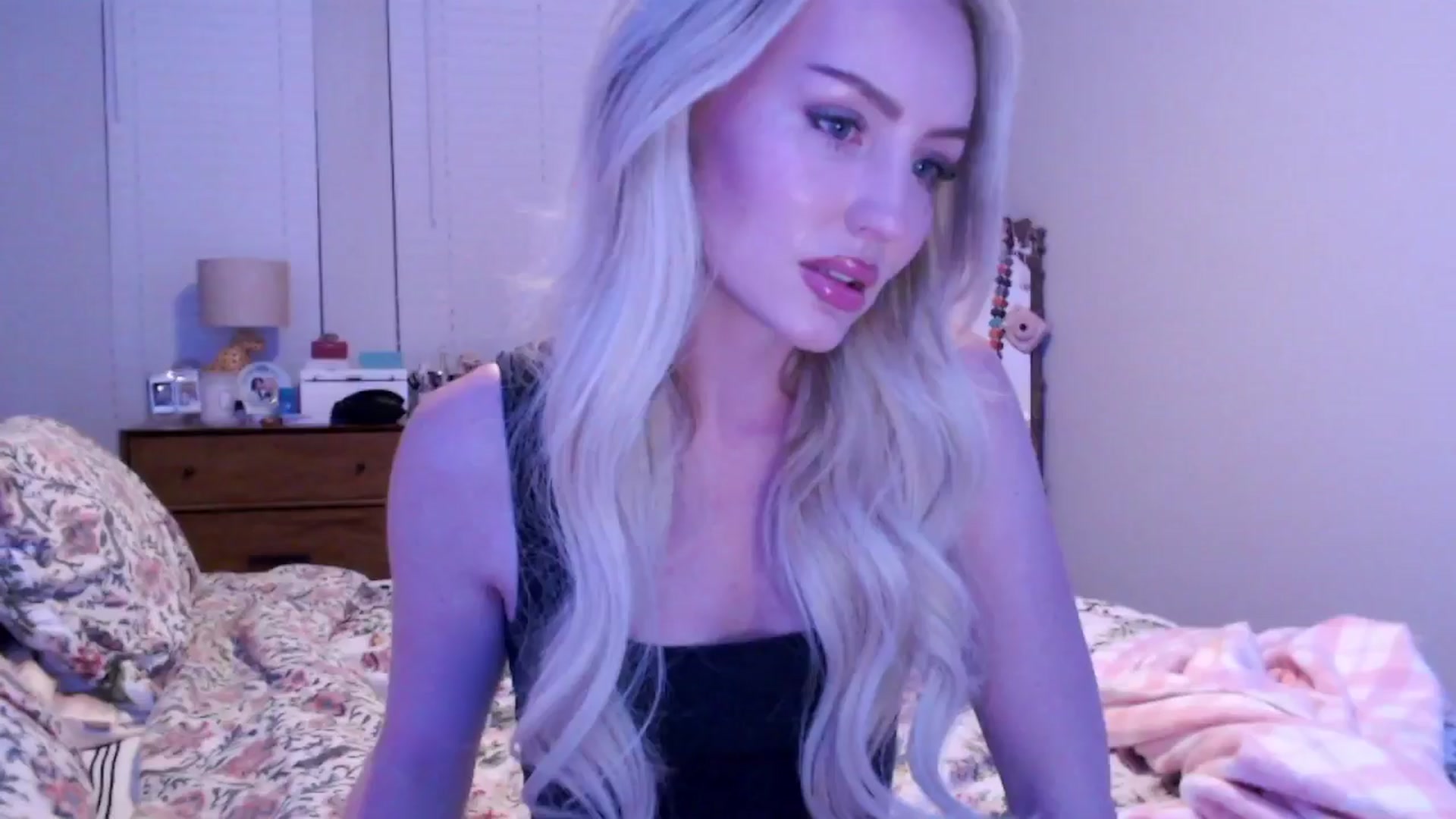 Gallery image thumbnail from Officialelsa's myfreecams stream on, 12/16/2024, 02:32 image 15 of 20