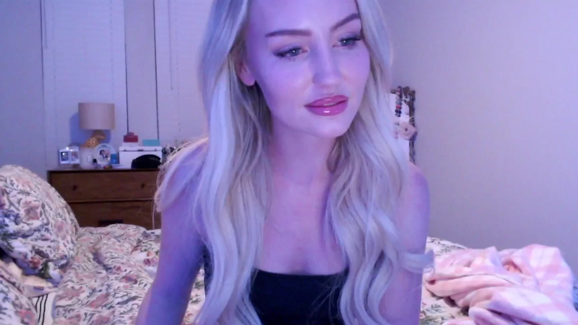 Gallery image thumbnail from Officialelsa's myfreecams stream on, 12/16/2024, 02:32 image 19 of 20