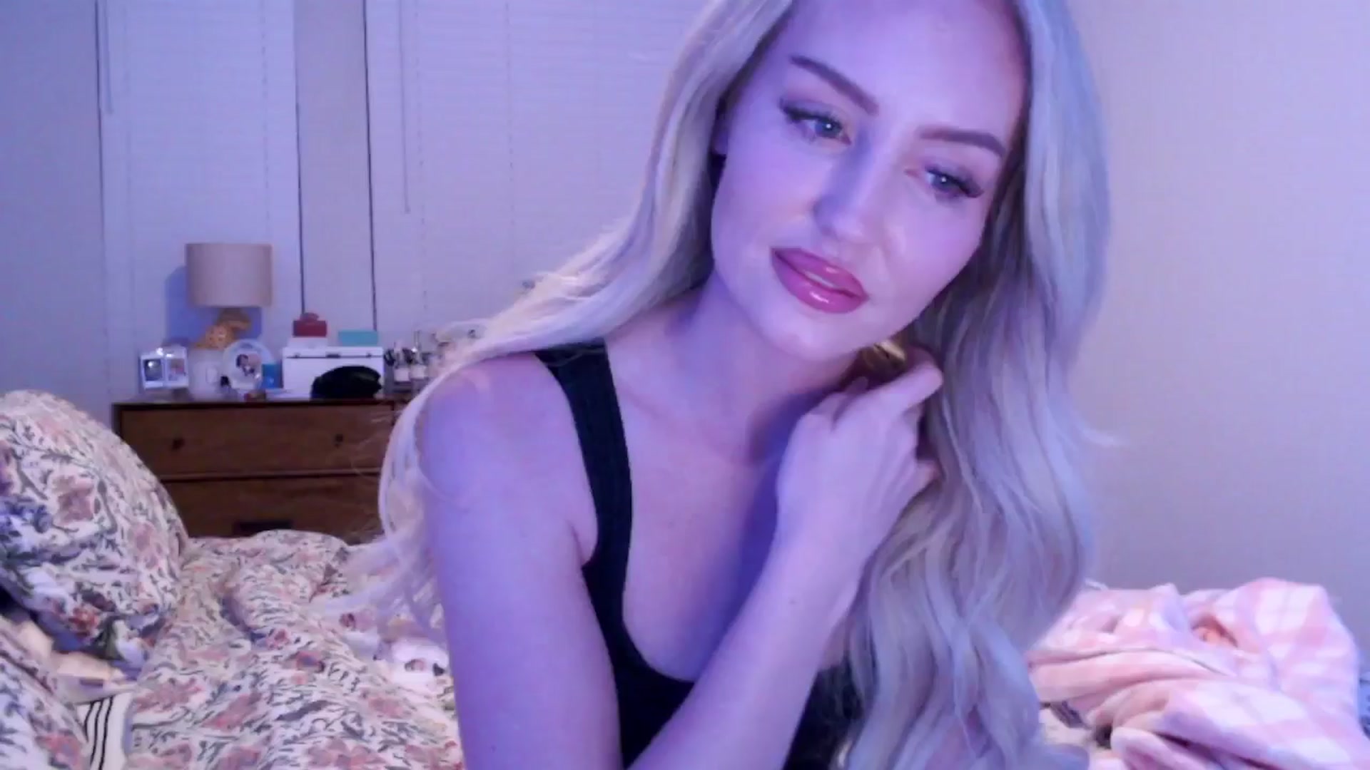 Gallery image thumbnail from Officialelsa's myfreecams stream on, 12/16/2024, 02:32 image 20 of 20