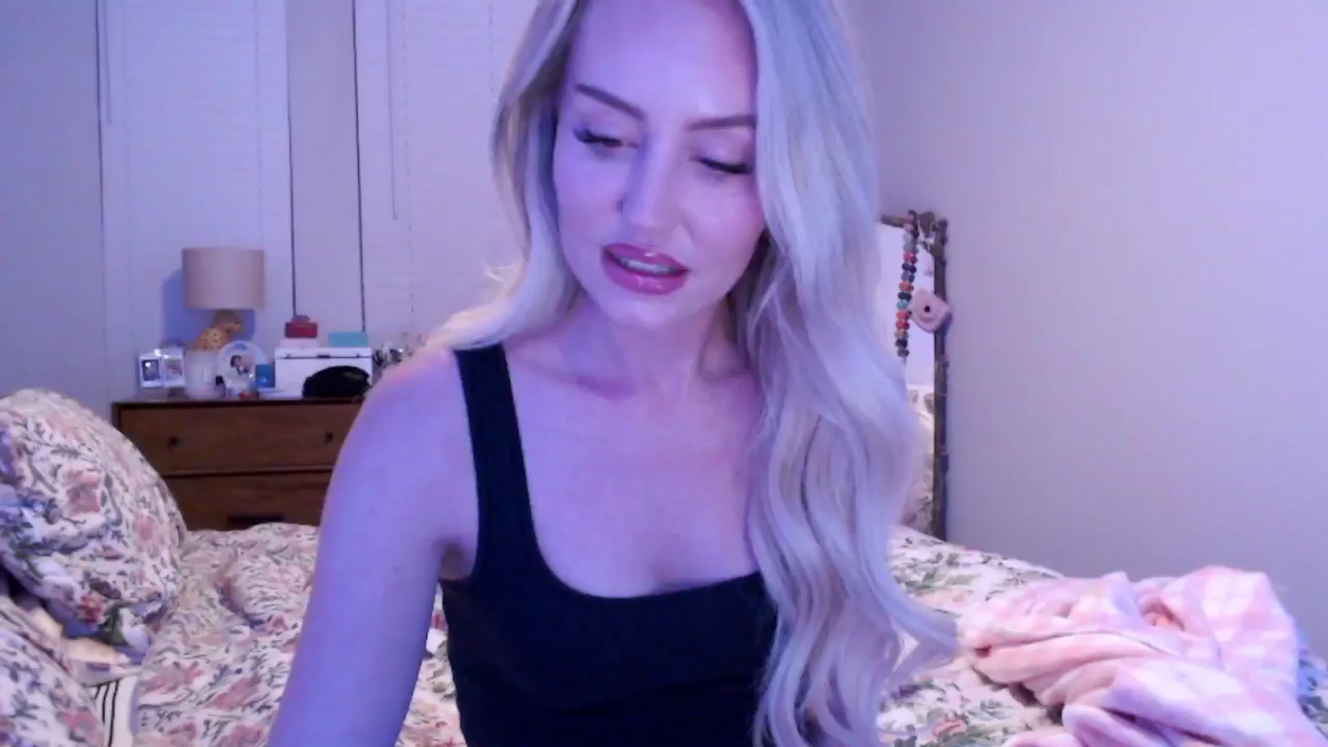 Gallery image thumbnail from Officialelsa's myfreecams stream on, 12/16/2024, 02:32 image 4 of 20