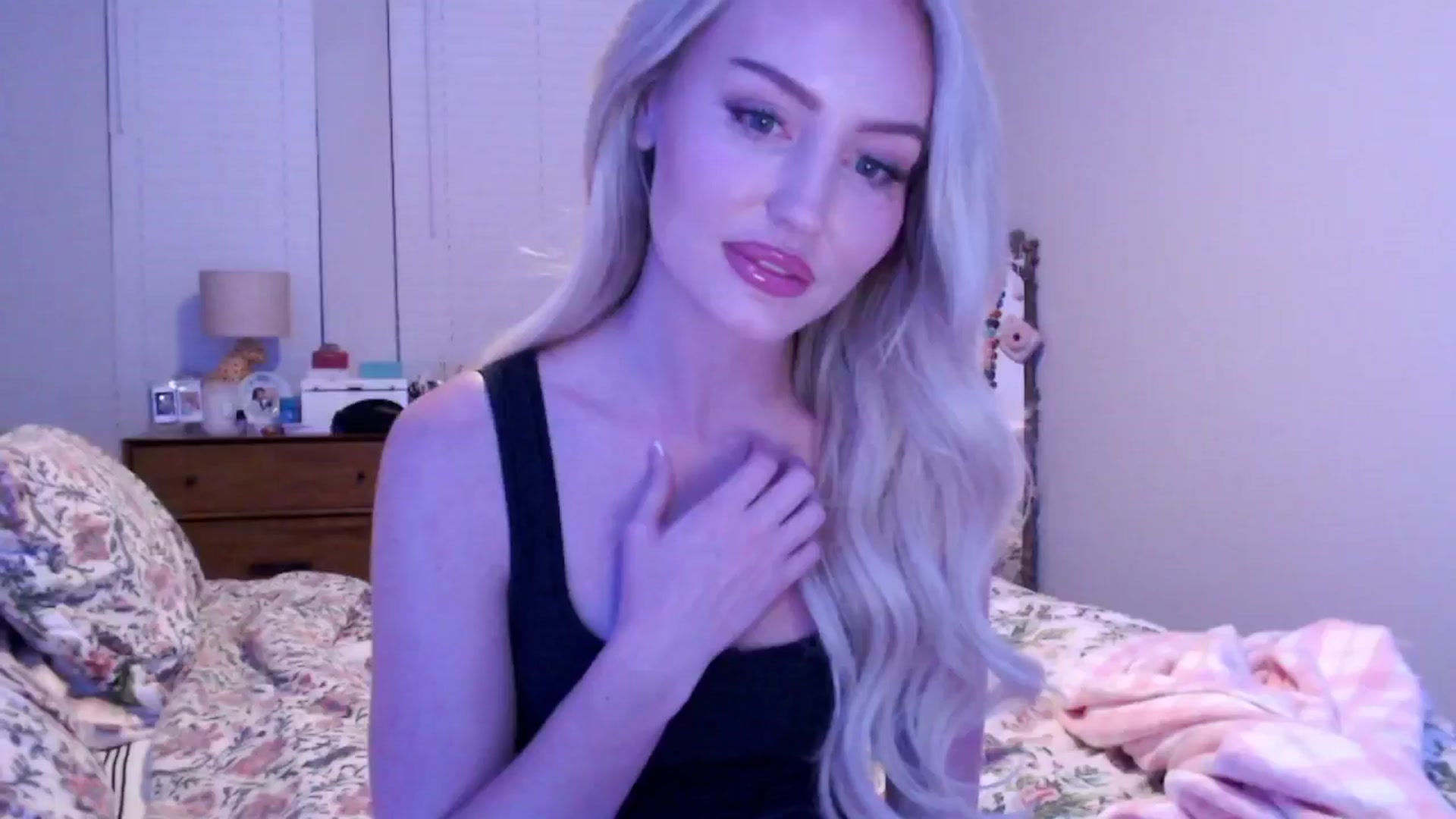 Gallery image thumbnail from Officialelsa's myfreecams stream on, 12/16/2024, 02:32 image 3 of 20