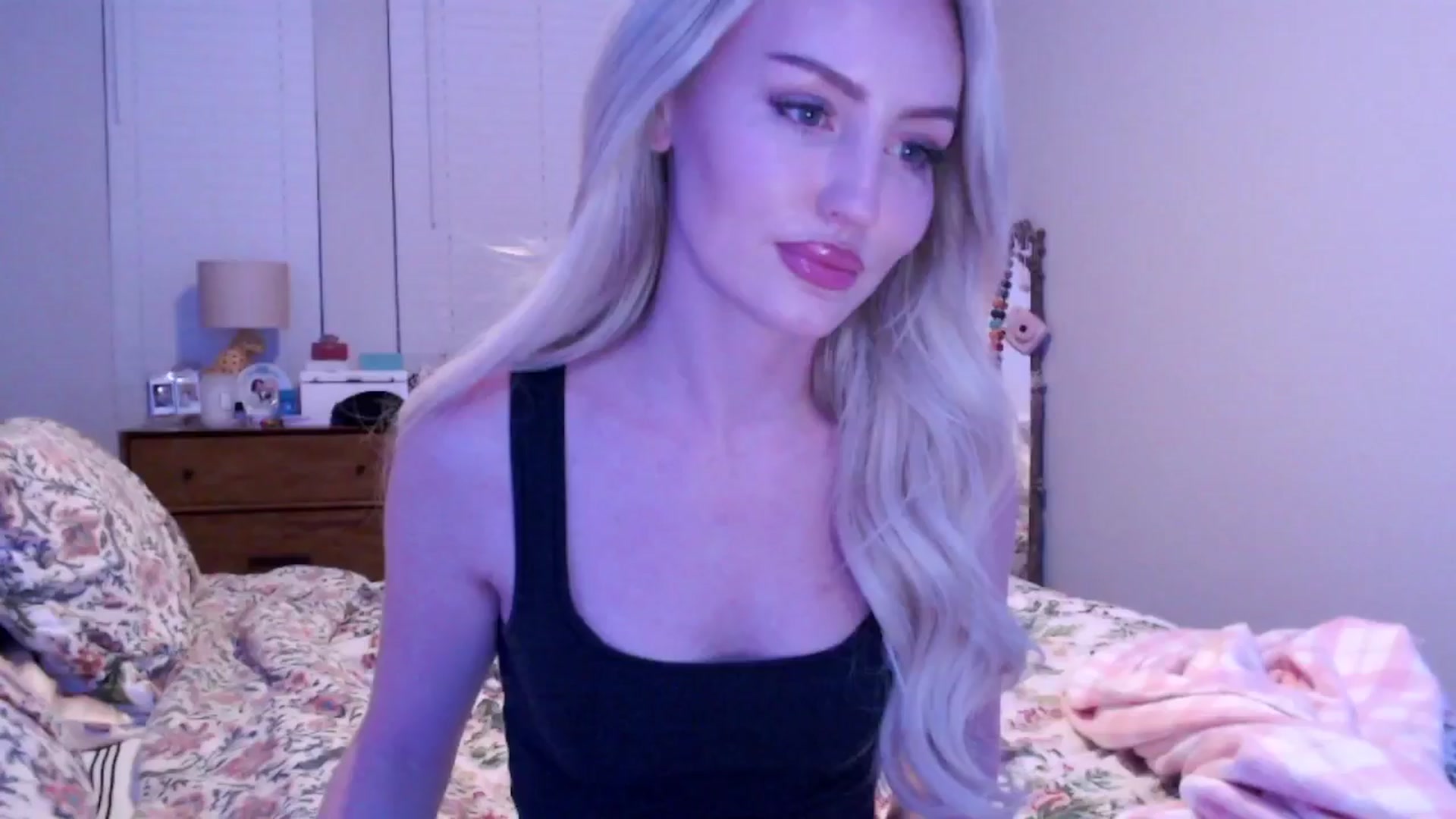 Gallery image thumbnail from Officialelsa's myfreecams stream on, 12/16/2024, 02:32 image 9 of 20